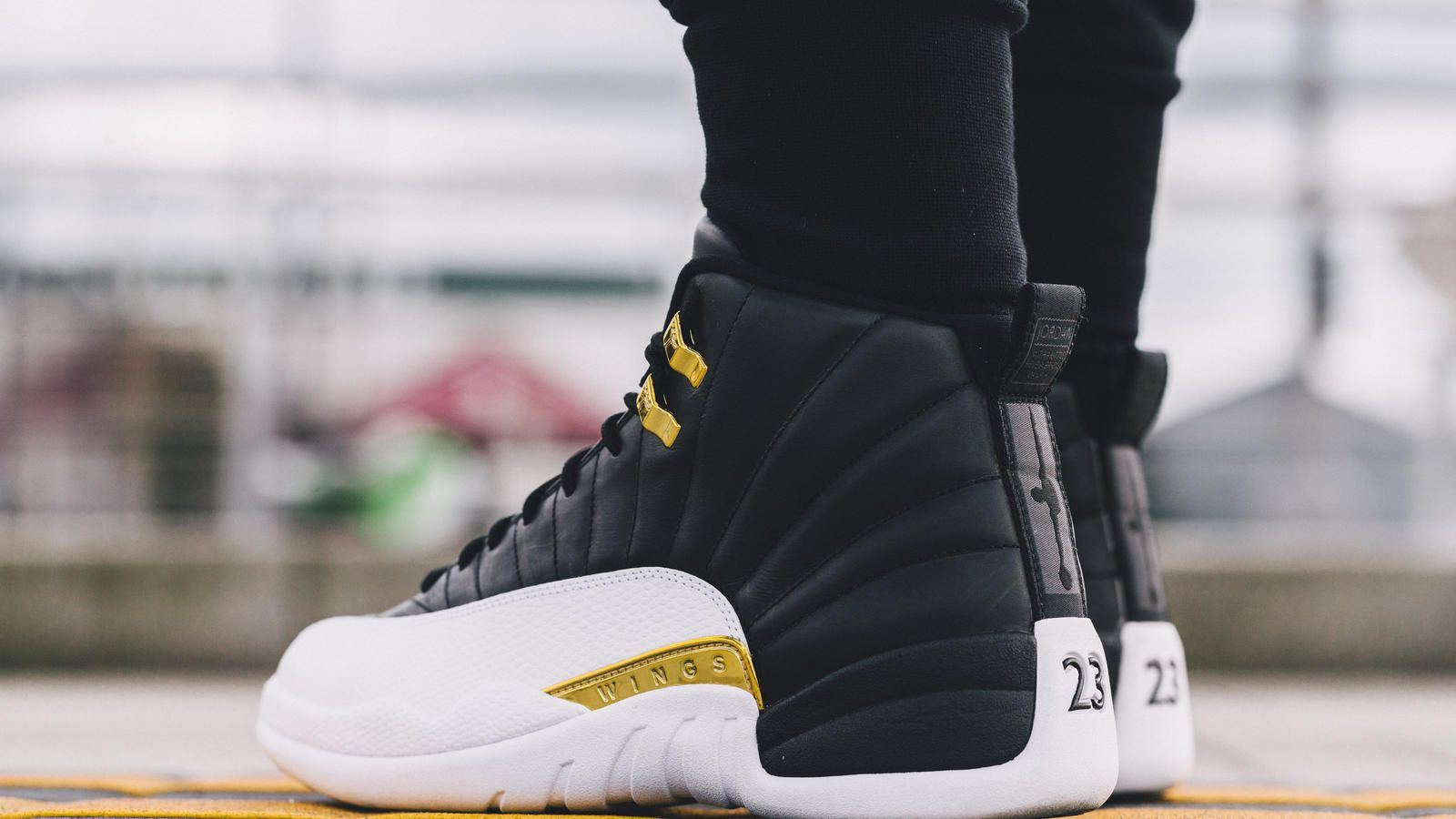 Air Jordan 12 nere e dorate, 1600x900 HD Ready, PC