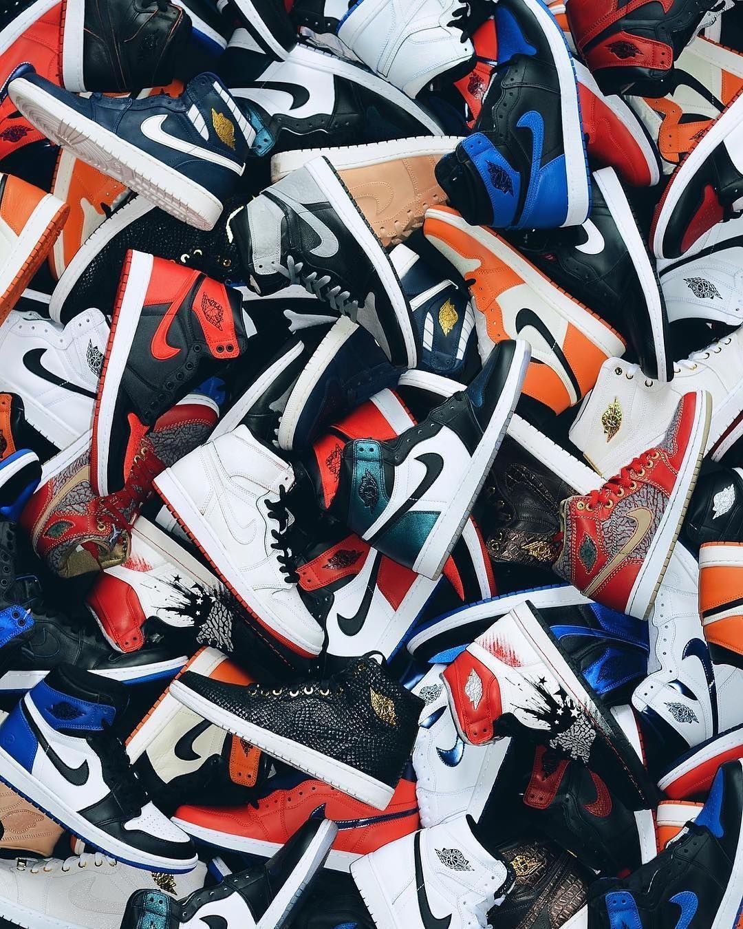 Sneakers Air Jordan colorate ammucchiate, 1080x1350 Verticale, POCO