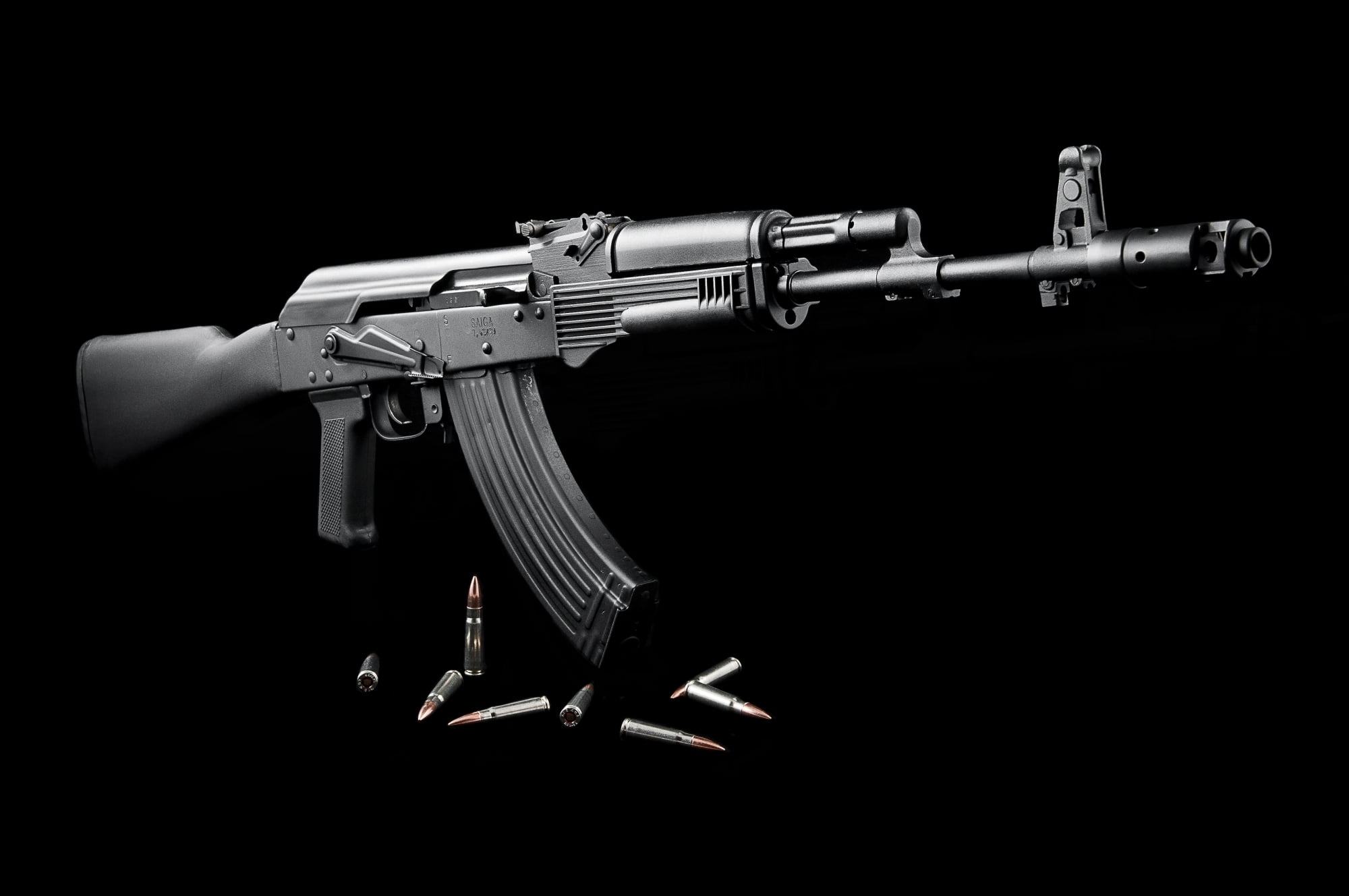 AK-47 nero con proiettili, 2000x1328 Hi-Res, Laptop