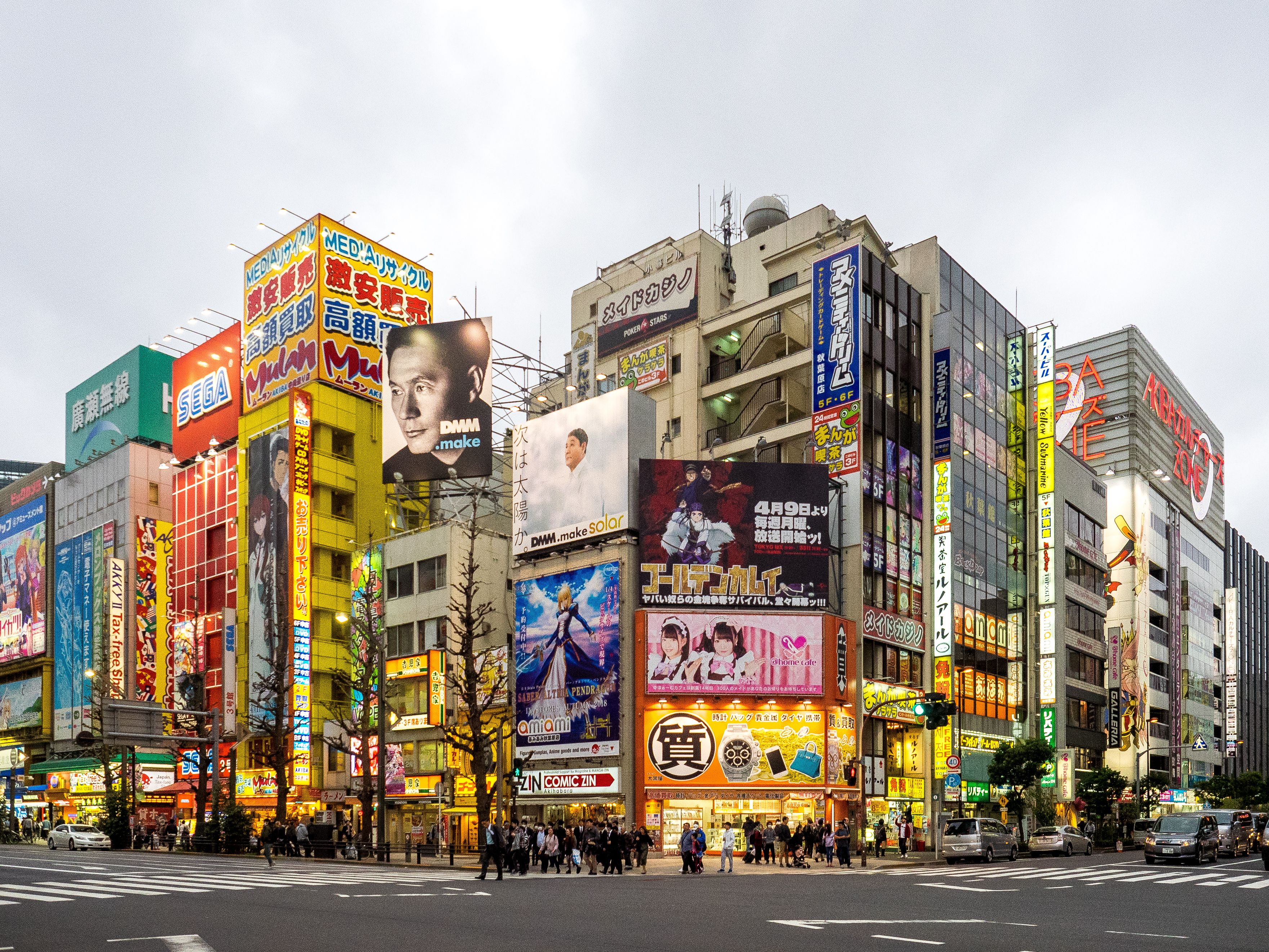 Akihabara Tokyo edifici insegne colorate, 3522x2642 2K, PC