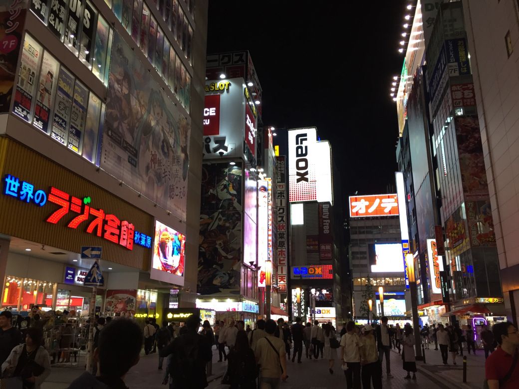 Strada di Akihabara di notte, 1600x1200 900p, Desktop