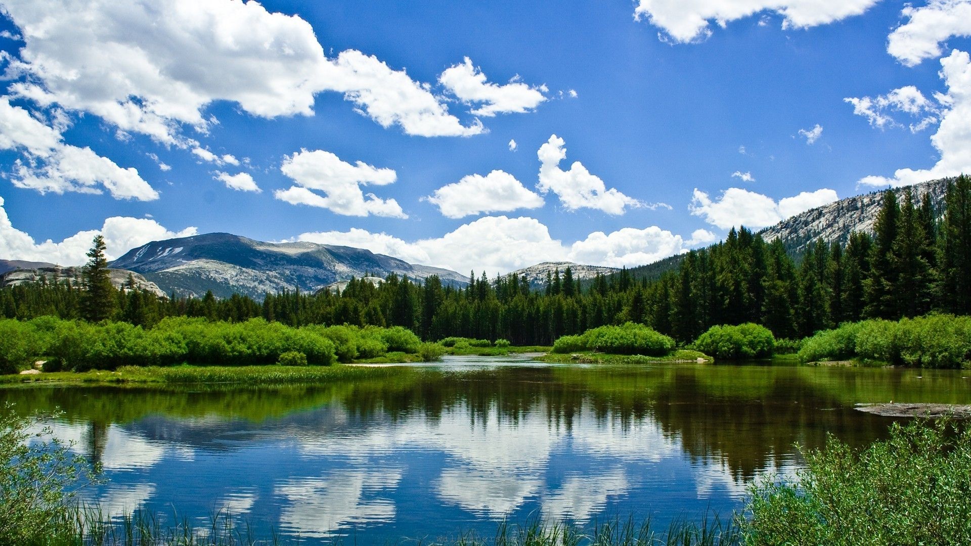 Lago montano con foreste e nuvole, 1920x1080 Full HD 1080p, Desktop