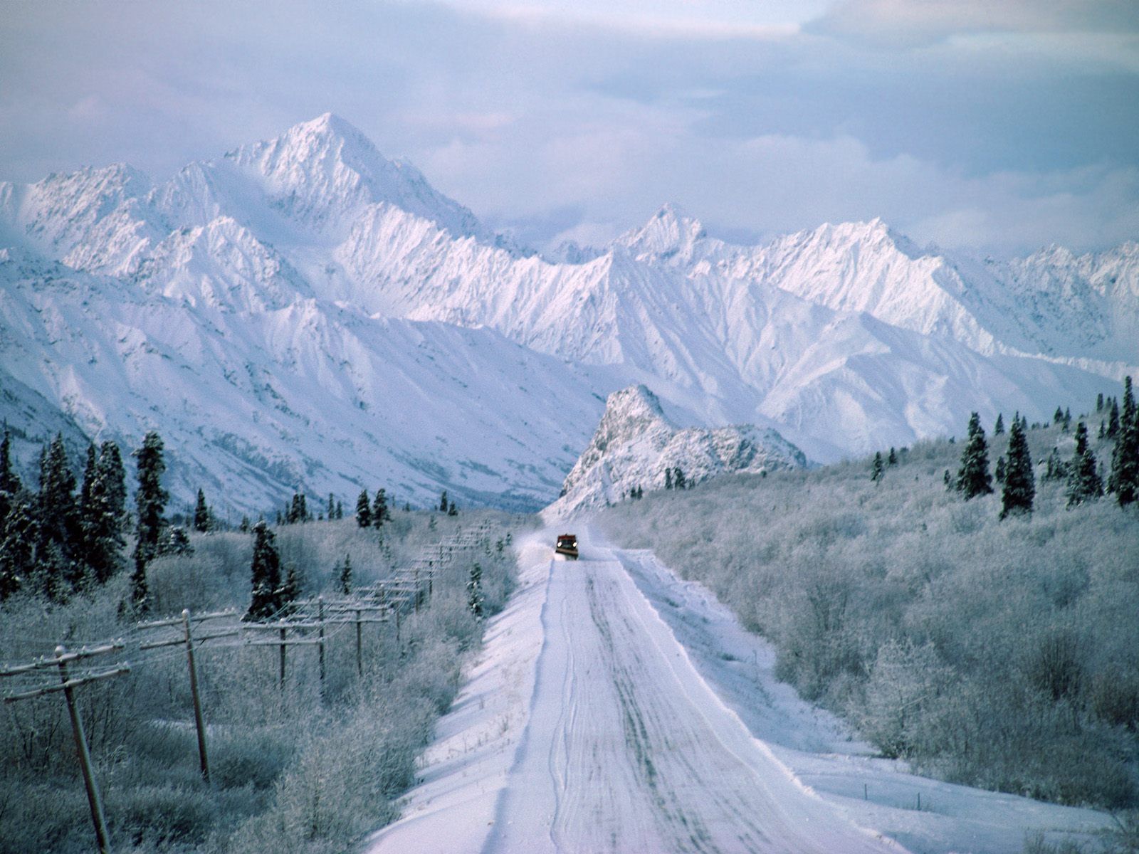 Strada innevata montagne Alaska, 1600x1200 HD Ready, Desktop