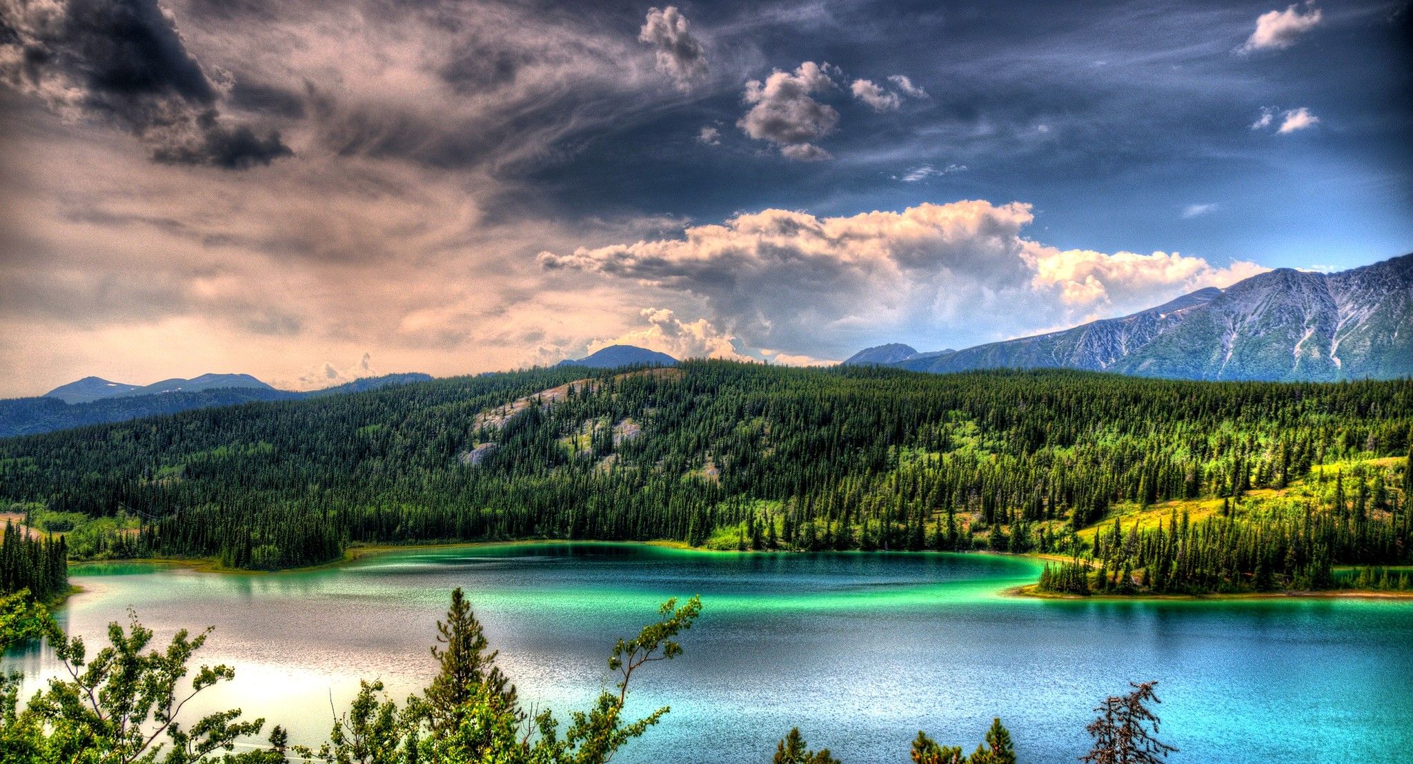 Lago montano con foreste, Alaska, 2048x1107 2K, PC