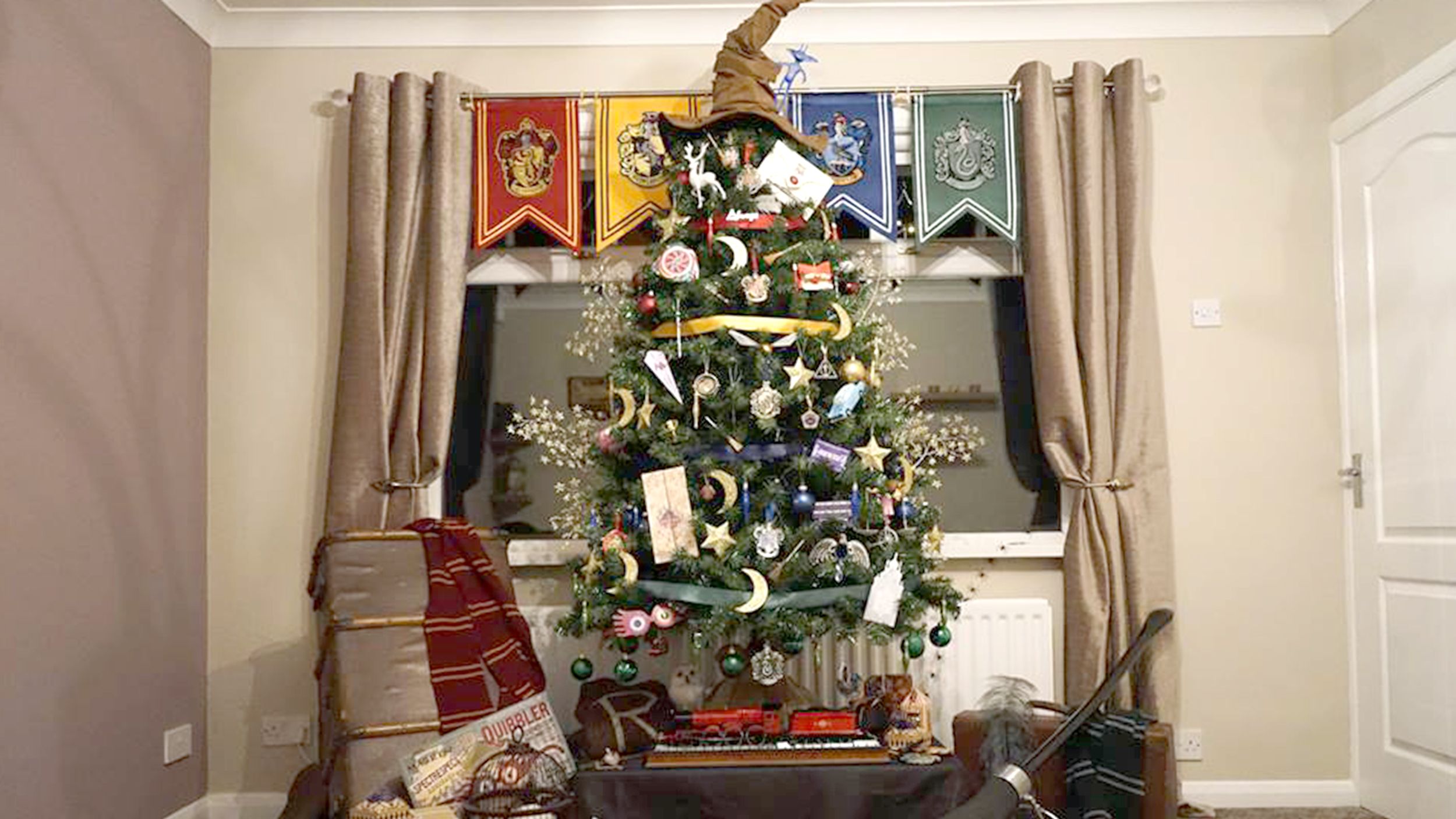 Stemma Grifondoro bokeh rosso, Harry Potter, 736x1377 Verticale, Mobile