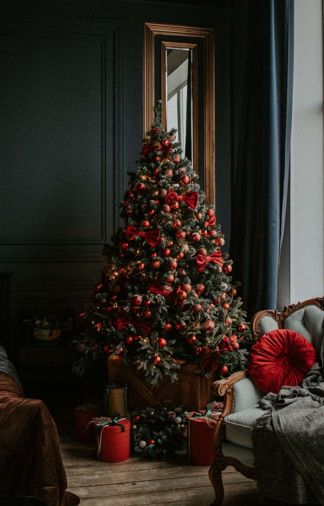 Albero di Natale rosso in salotto, 1080x1687 Full HD Verticale, iPhone