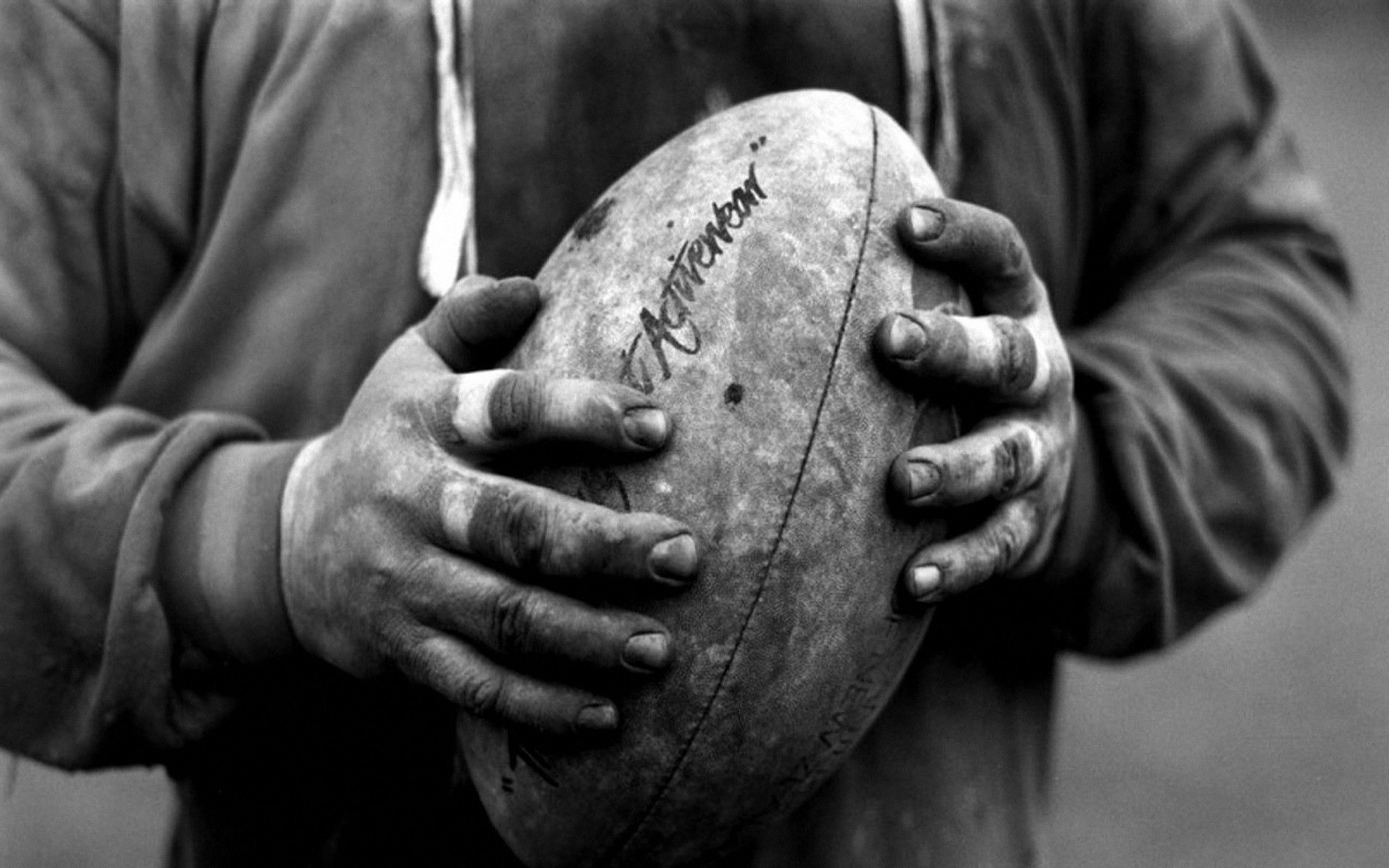 Mani con pallone da rugby, bianco e nero, 1920x1200 WUXGA, Desktop
