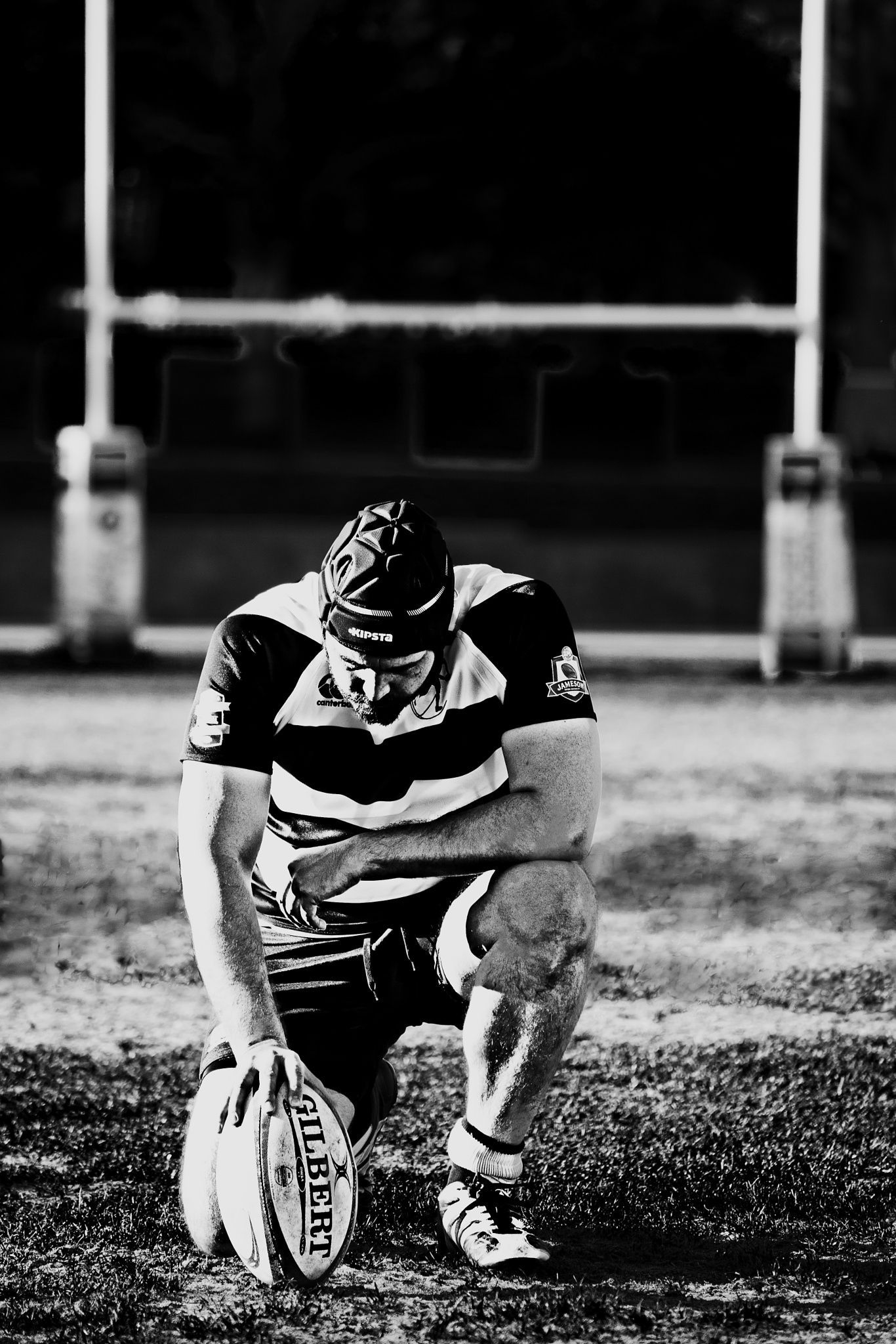Giocatore di rugby in bianco e nero, 1366x2048 Full HD Verticale, Smartphone