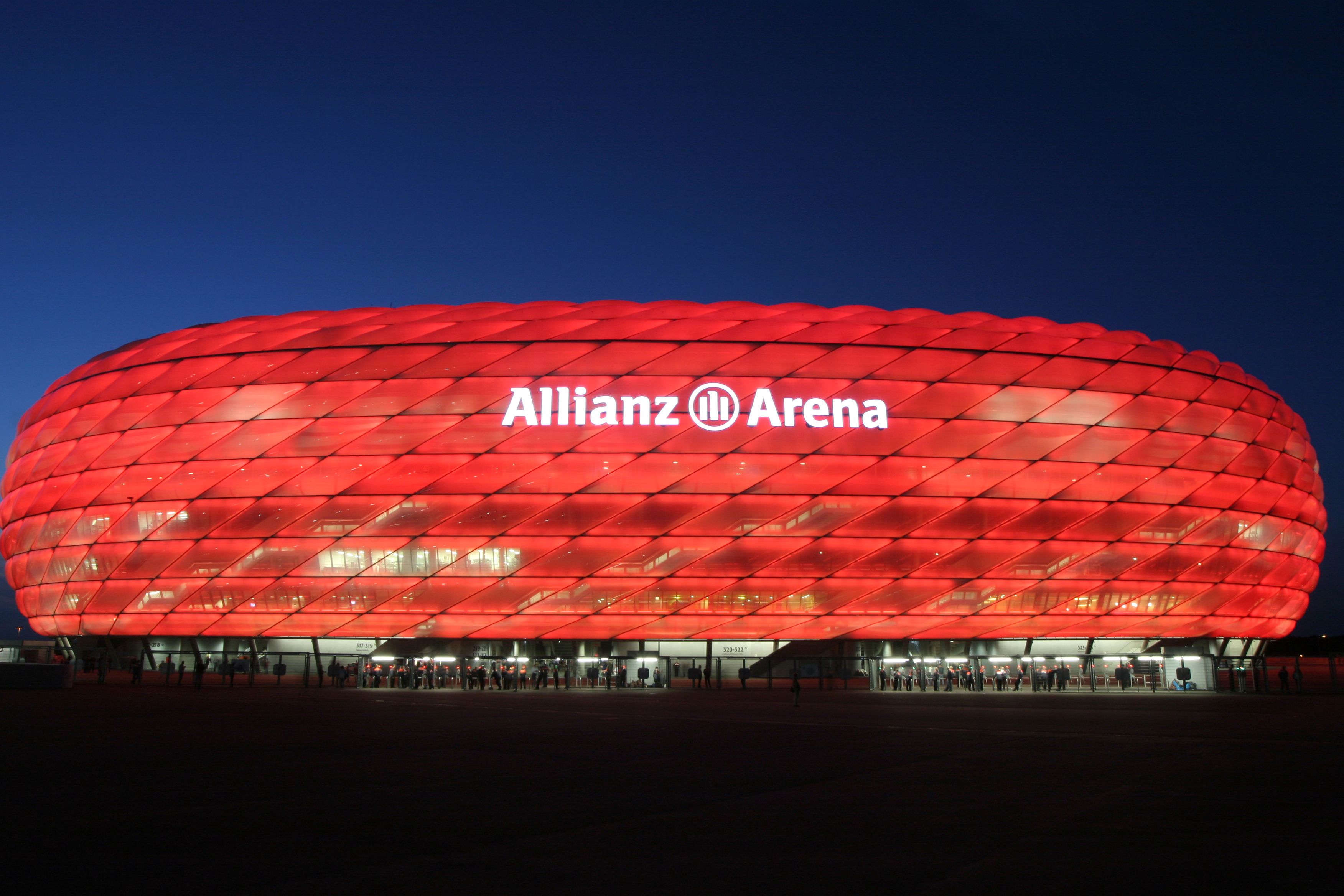 Allianz Arena illuminata di rosso, 3504x2336 2K+, Desktop