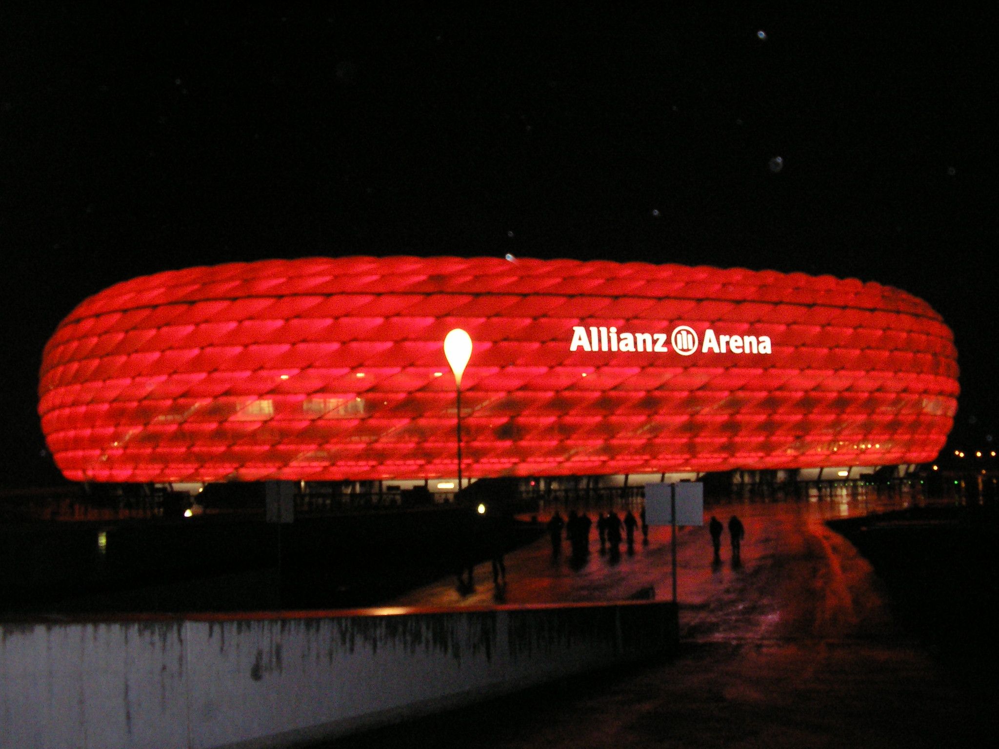 Allianz Arena illuminata rossa notte, 2048x1536 Hi-Res, PC