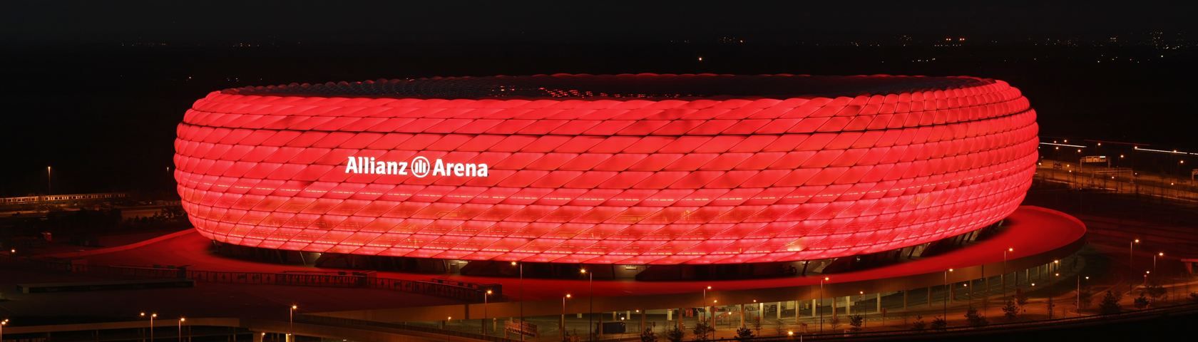 Allianz Arena illuminata di rosso, 1680x480 Panoramico, Dual Screen