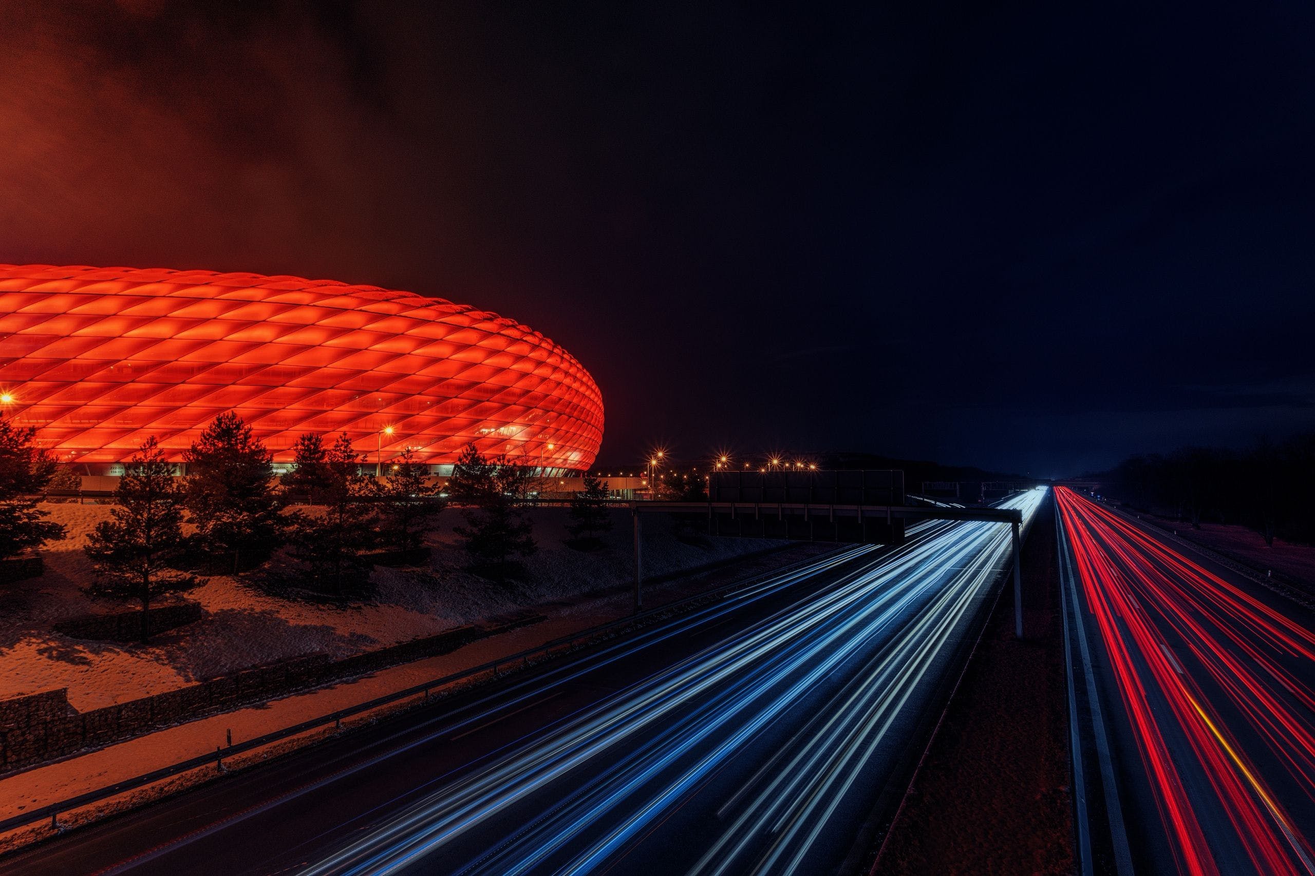 Allianz Arena notturna con luci, 2560x1707 2K+, Monitor Gaming