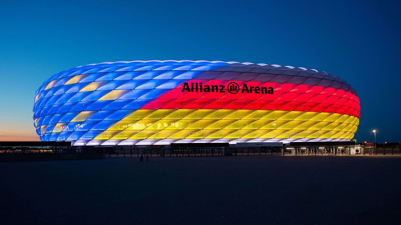 Allianz Arena illuminata tricolore, 1366x768 720p, PC