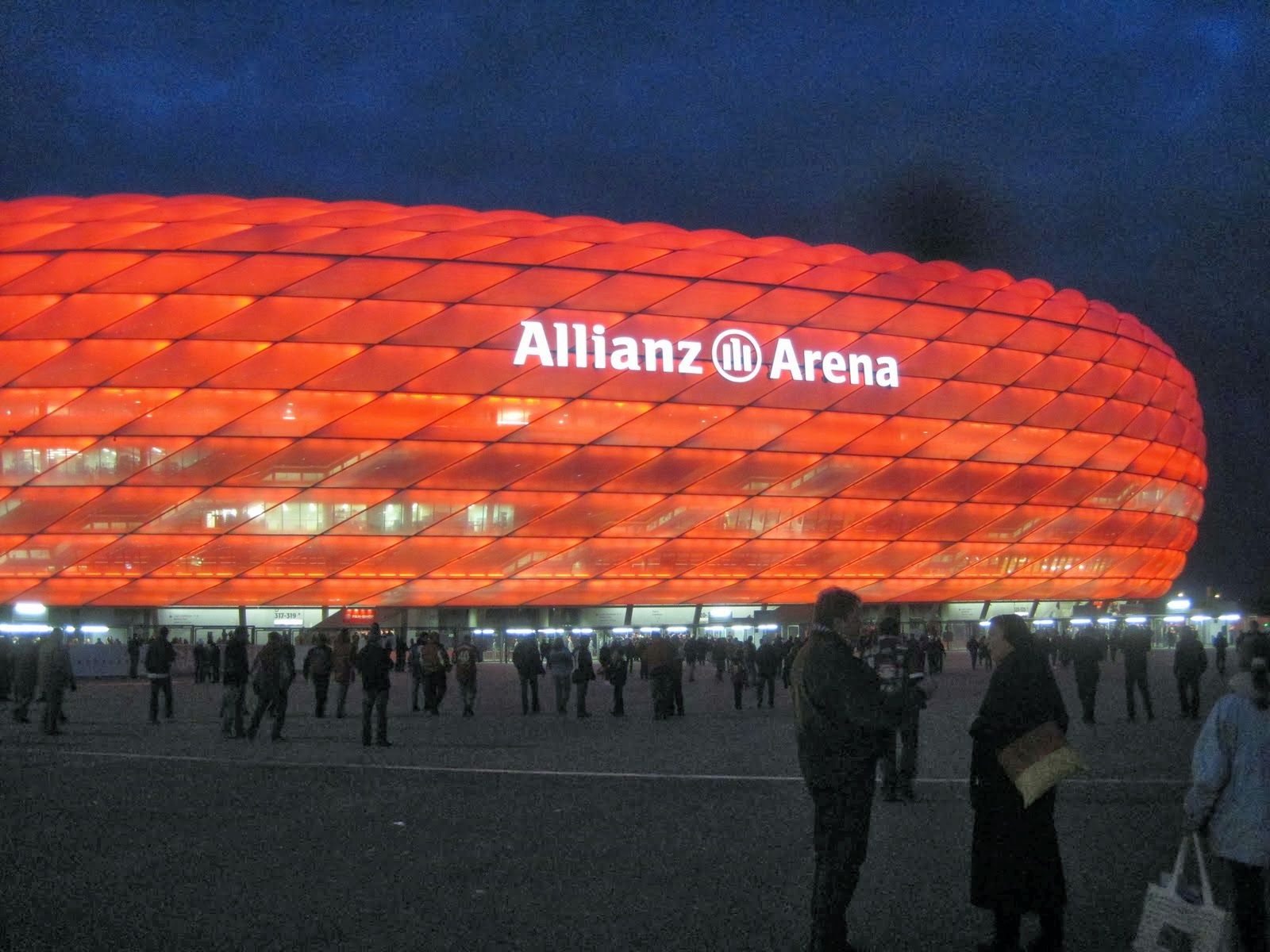 Allianz Arena stadio illuminato rosso, 1600x1200 HD Ready, PC