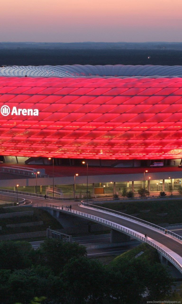 Allianz Arena illuminata rosso, Monaco, 768x1280 Verticale, Telefono
