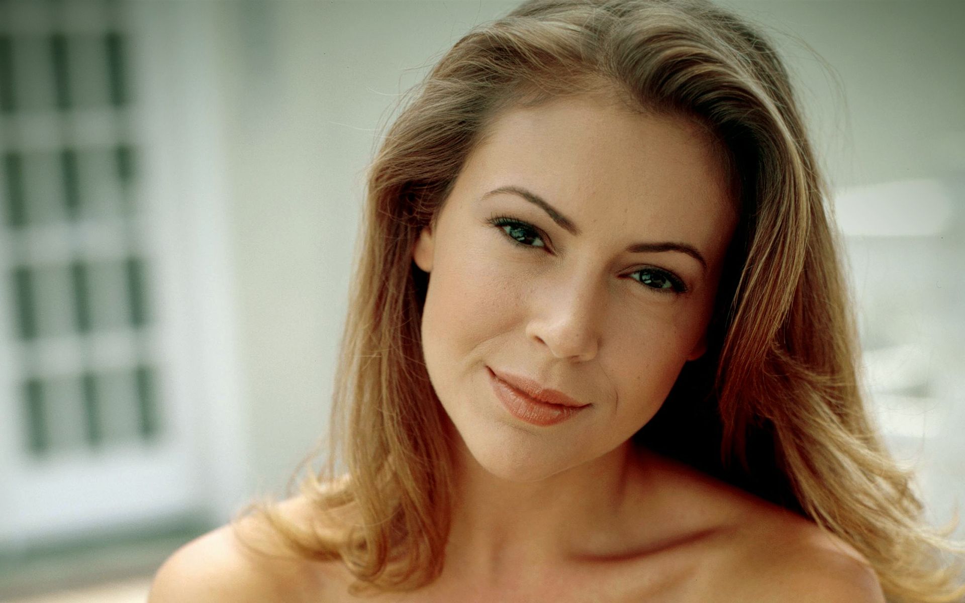 Alyssa Milano ritratto, attrice, 1920x1200 Full HD+, Desktop