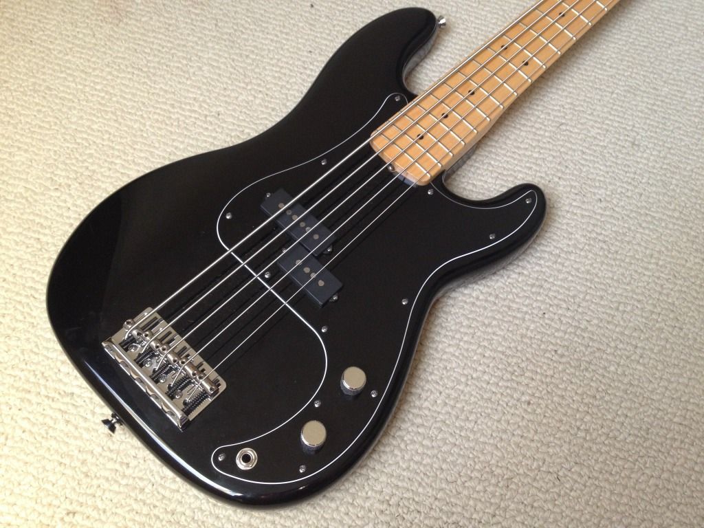 Basso Fender nero 5 corde, 1024x768 HD, PC