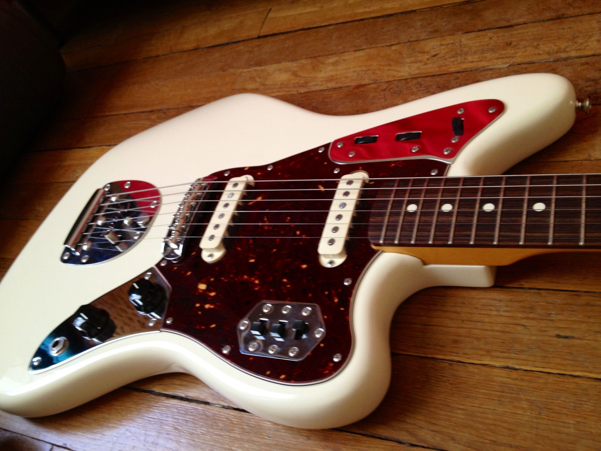 Chitarra Fender Jaguar bianca, 2048x1536 2K, iMac