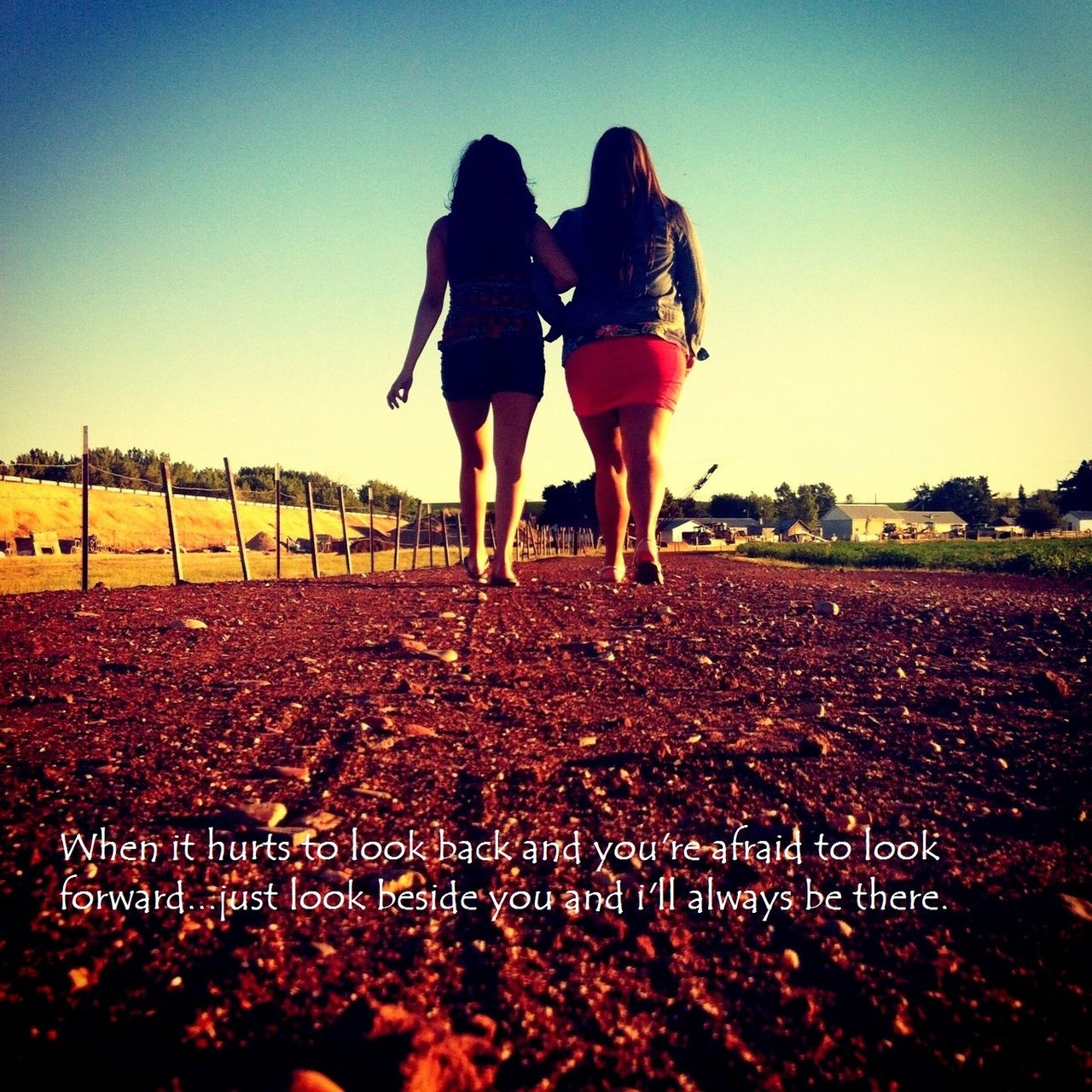 Due amiche su strada rurale, 1280x1280 720p, Laptop