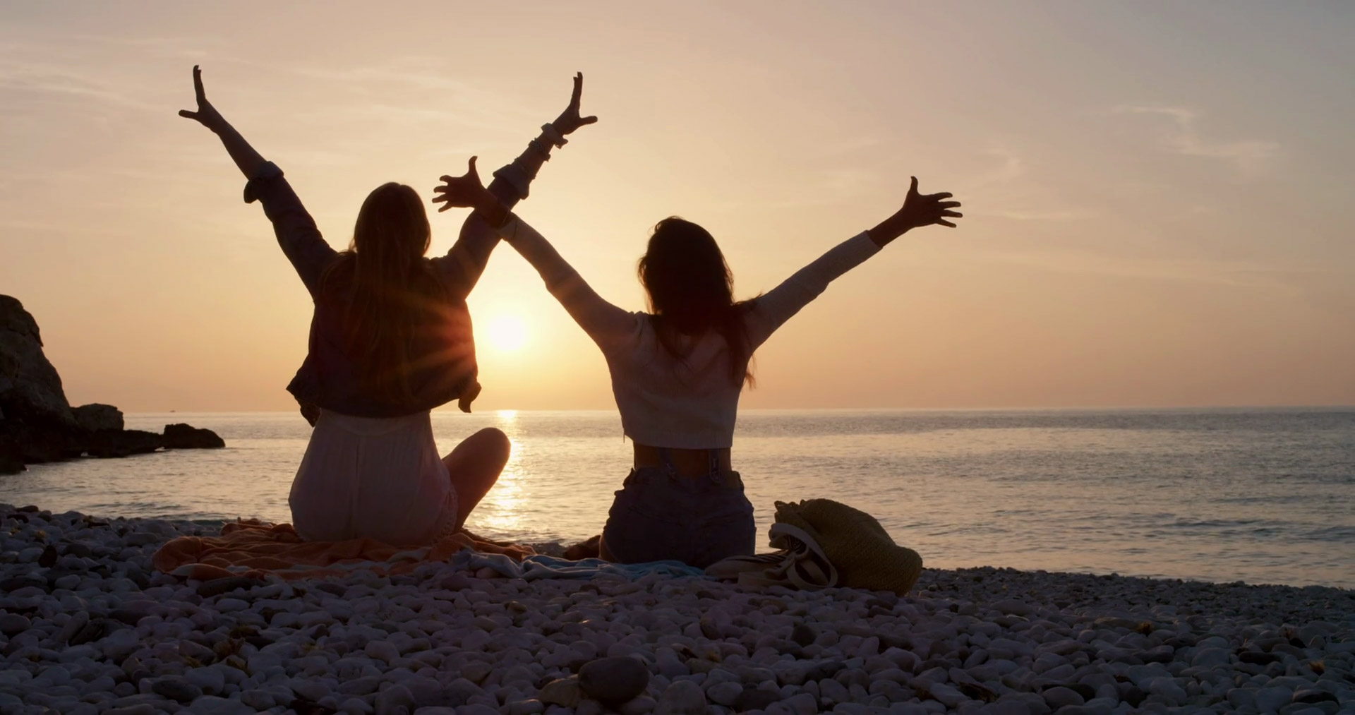 amiche silhouette tramonto spiaggia, 1920x1013 Full HD 1080p, iMac