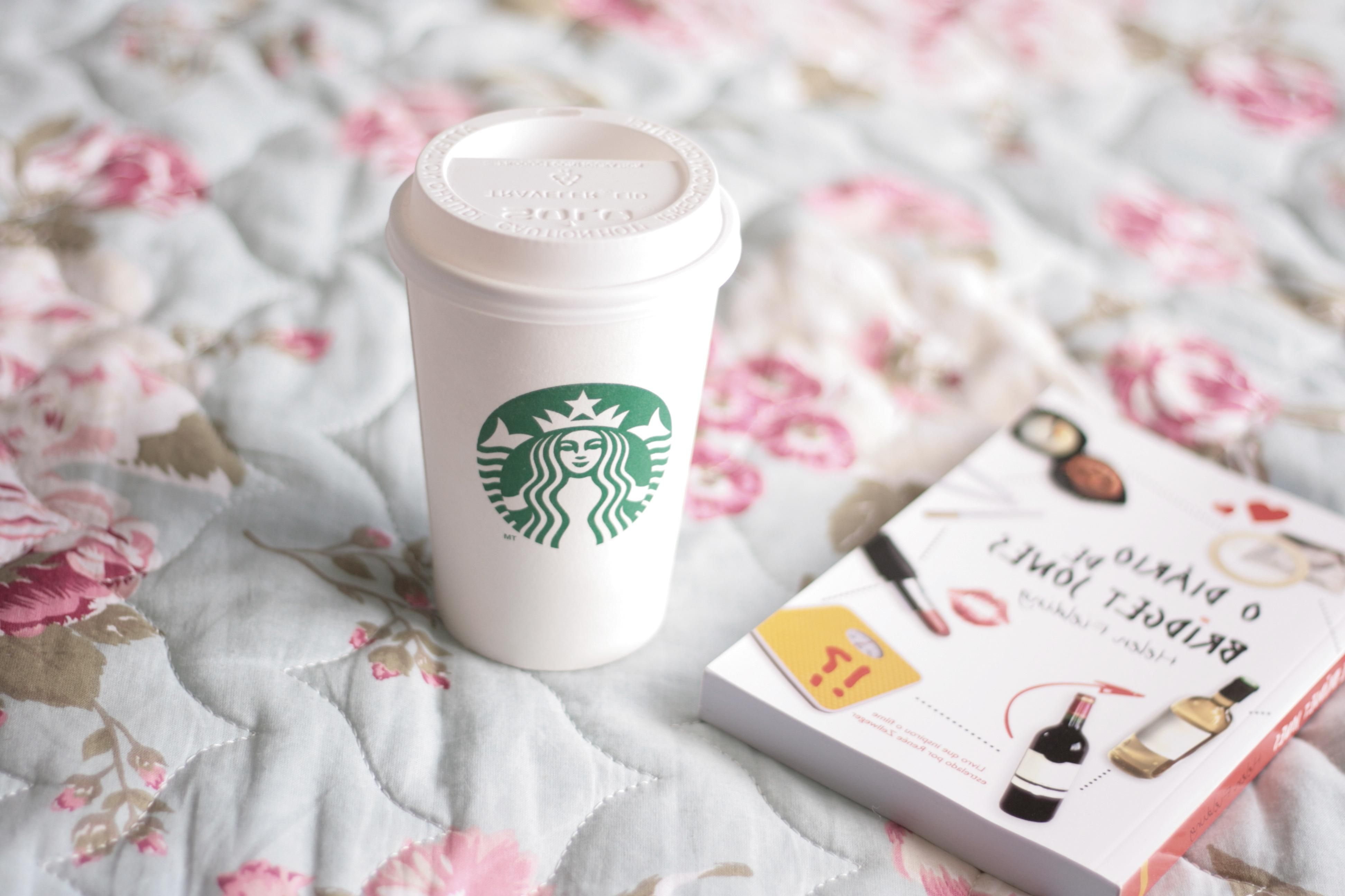 Bicchiere Starbucks su tessuto floreale, 3888x2592 4K Ultra HD, Monitor 4K