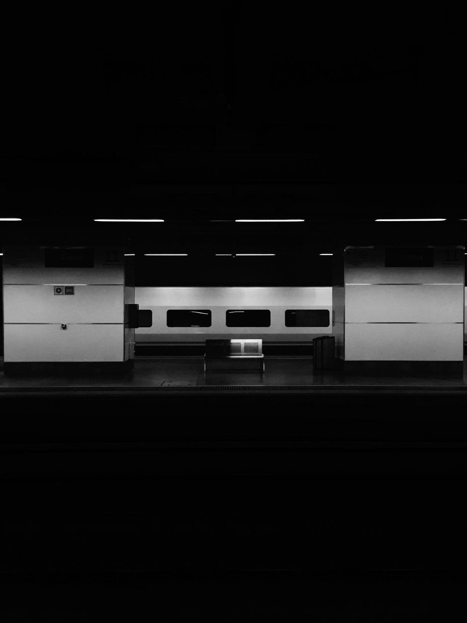 Stazione metro vuota notte, 940x1253 Full HD Verticale, iPhone