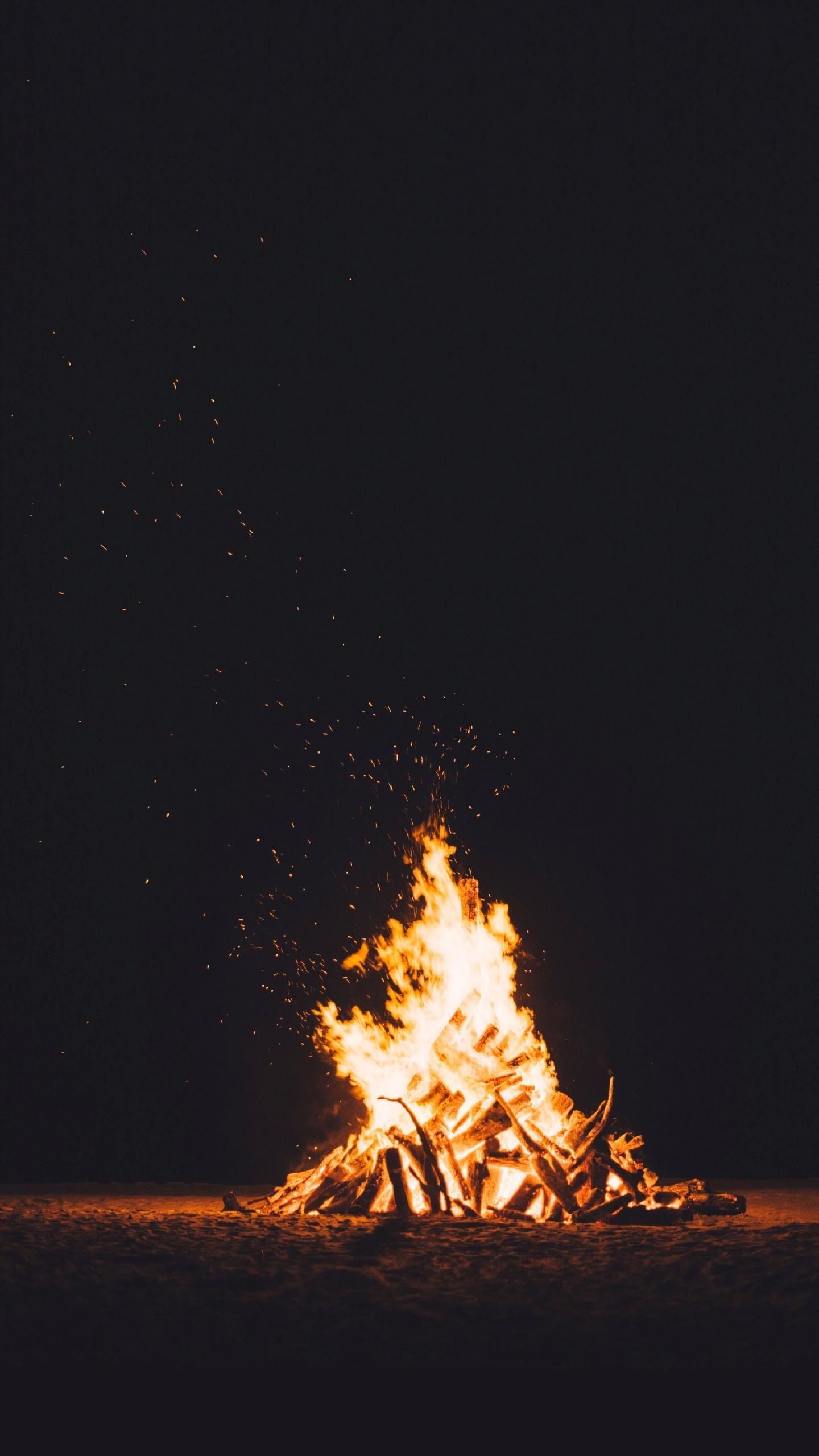 Falò notturno con scintille, 1440x2560 Full HD Verticale, iPhone