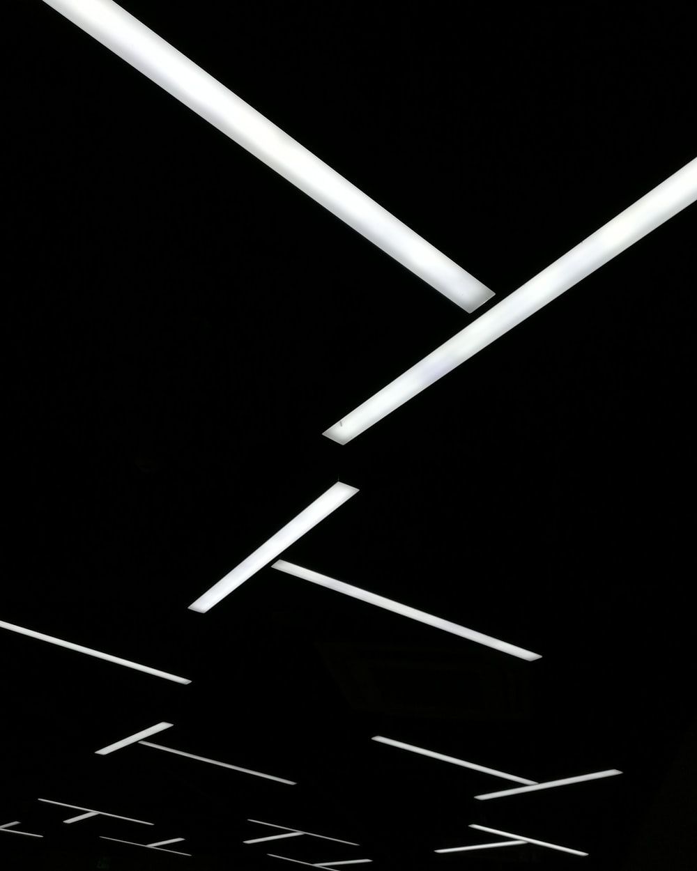 Linee luminose bianche geometriche, 1000x1250 Verticale, Telefono