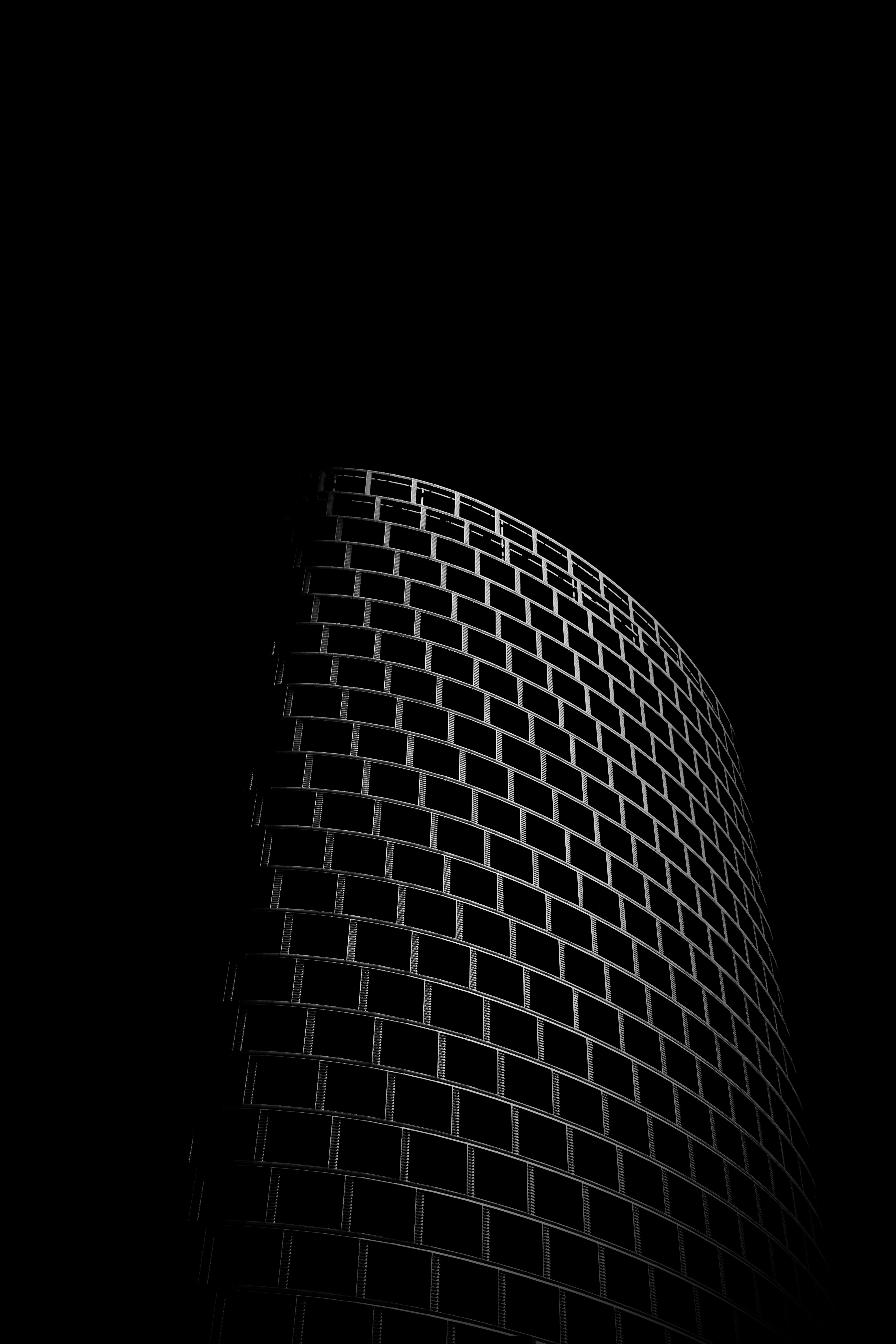 Edificio curvo con griglia scura, 4000x6000 Verticale, Mobile