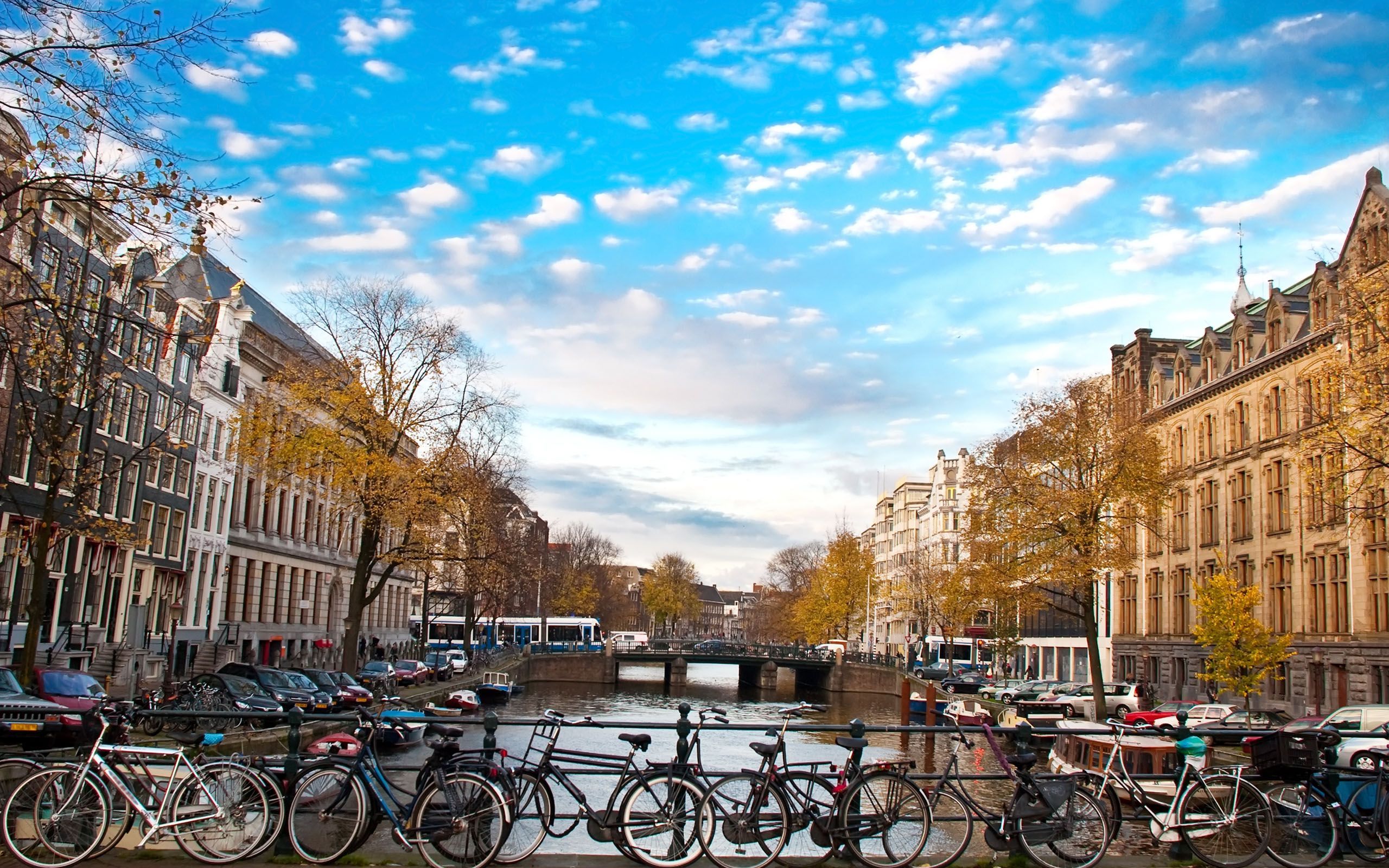 Canale di Amsterdam con biciclette, 2560x1600 2K, PC Desktop