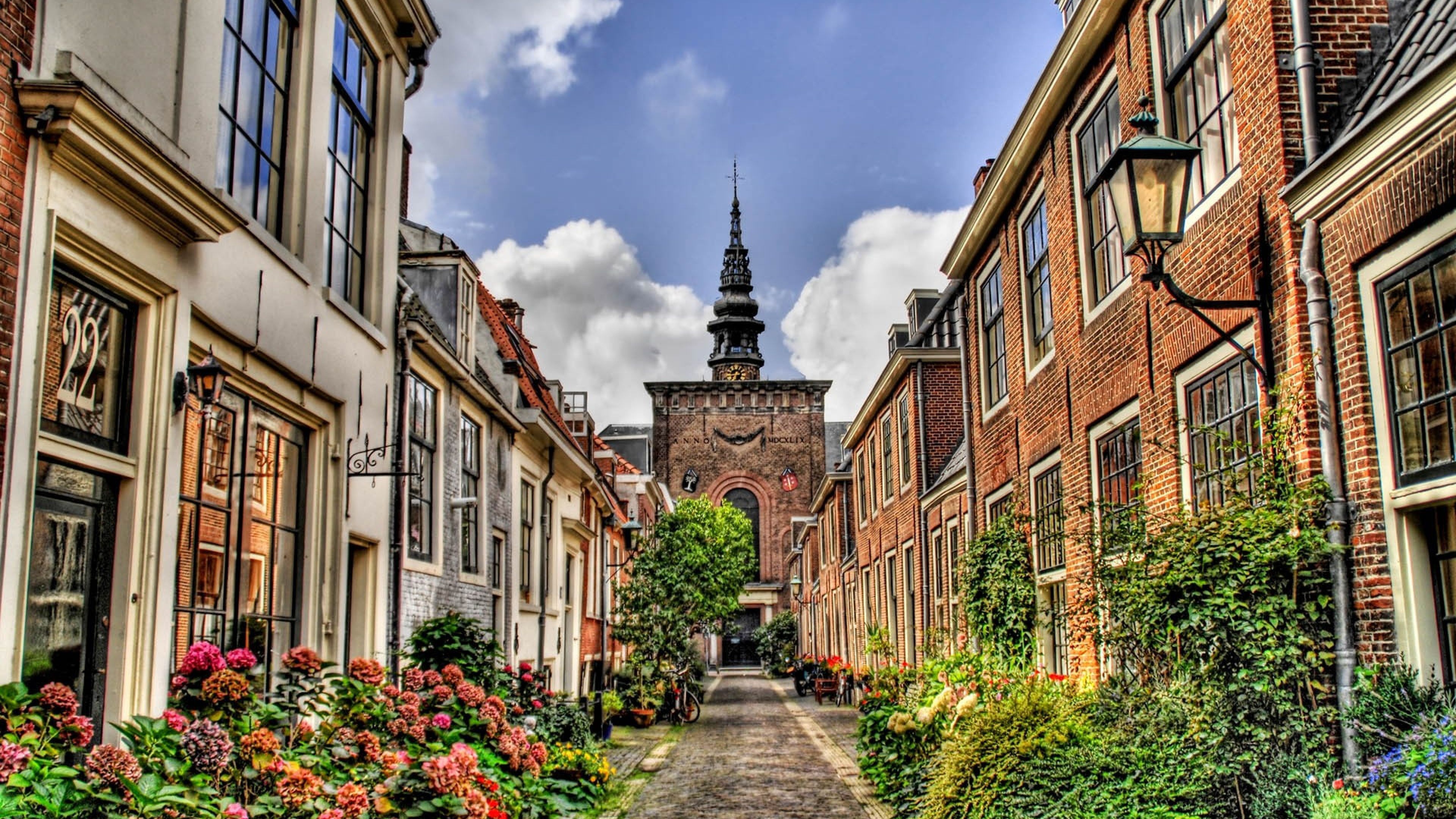 Vicolo olandese con torre campanaria, 3840x2160 4K, PC Desktop