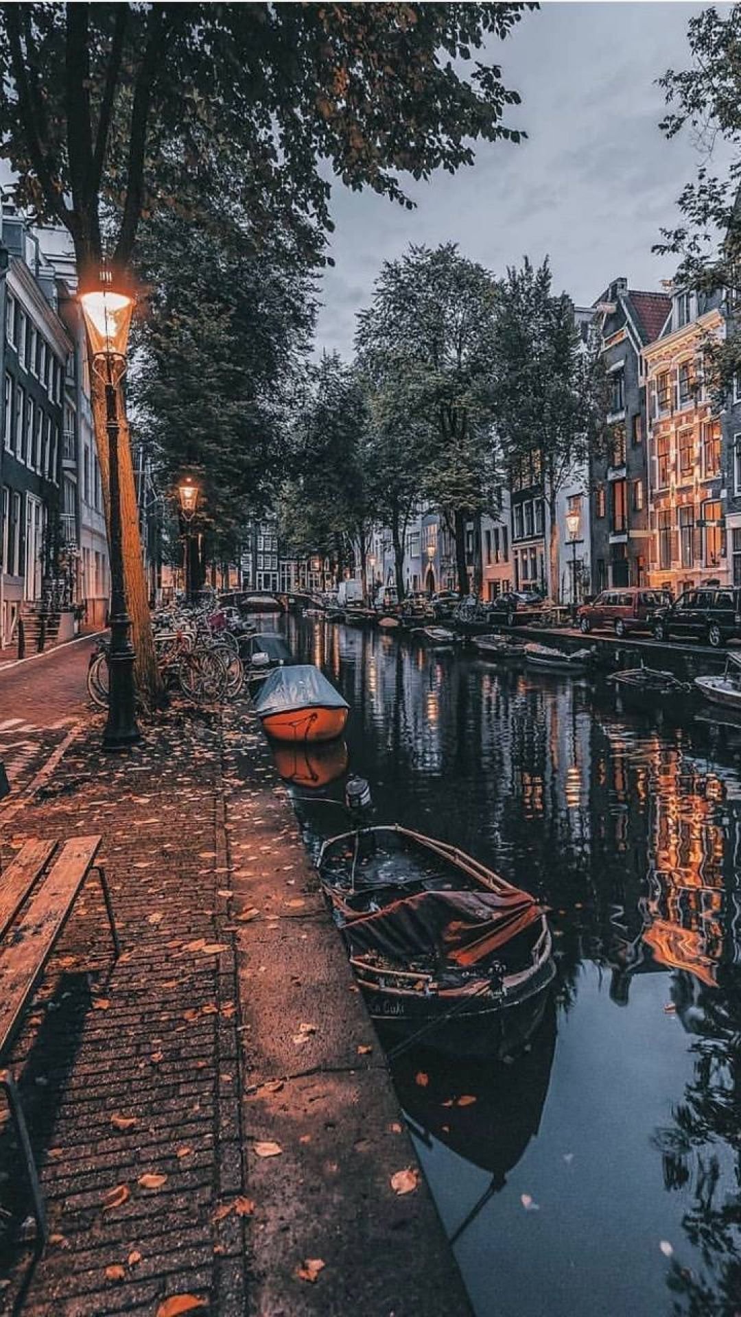 Canale di Amsterdam con barche, 1080x1920 Full HD Verticale, iPhone