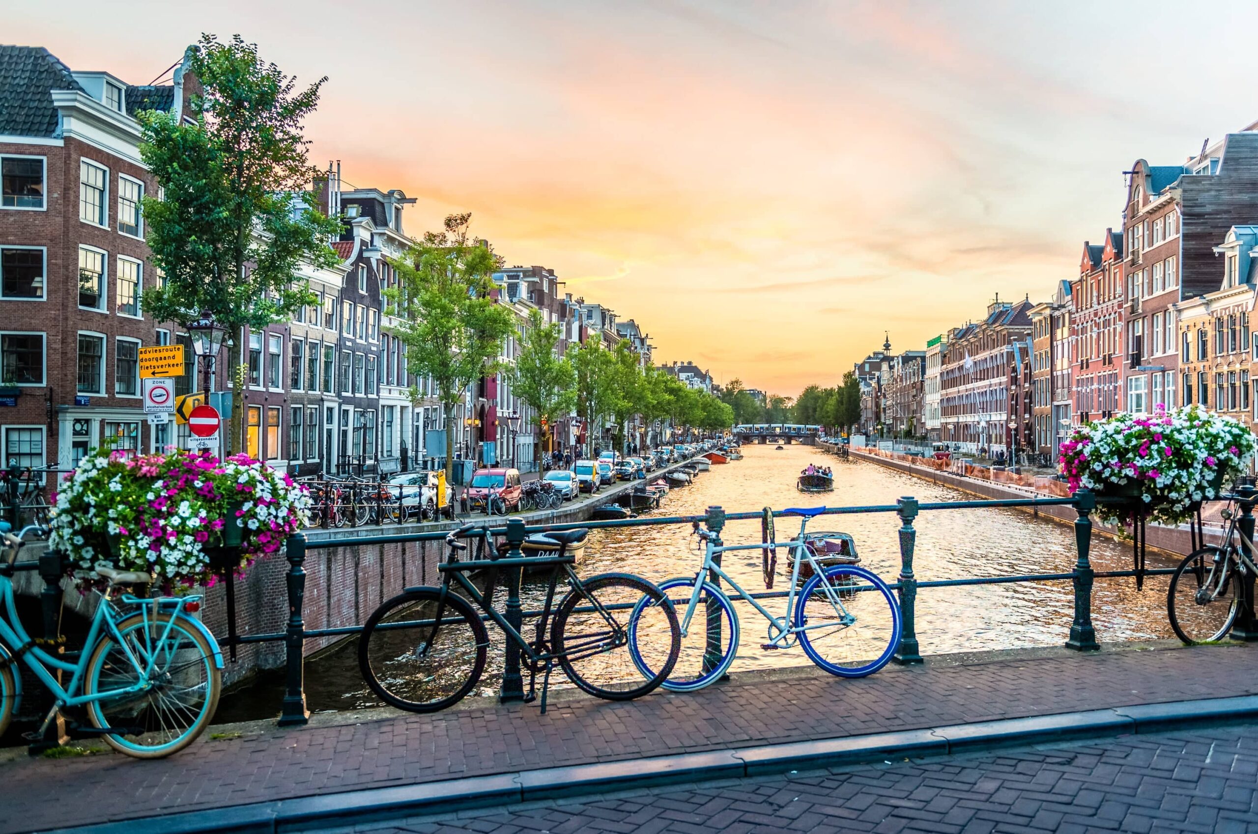Canale Amsterdam con biciclette, 2560x1699 2K+, Desktop