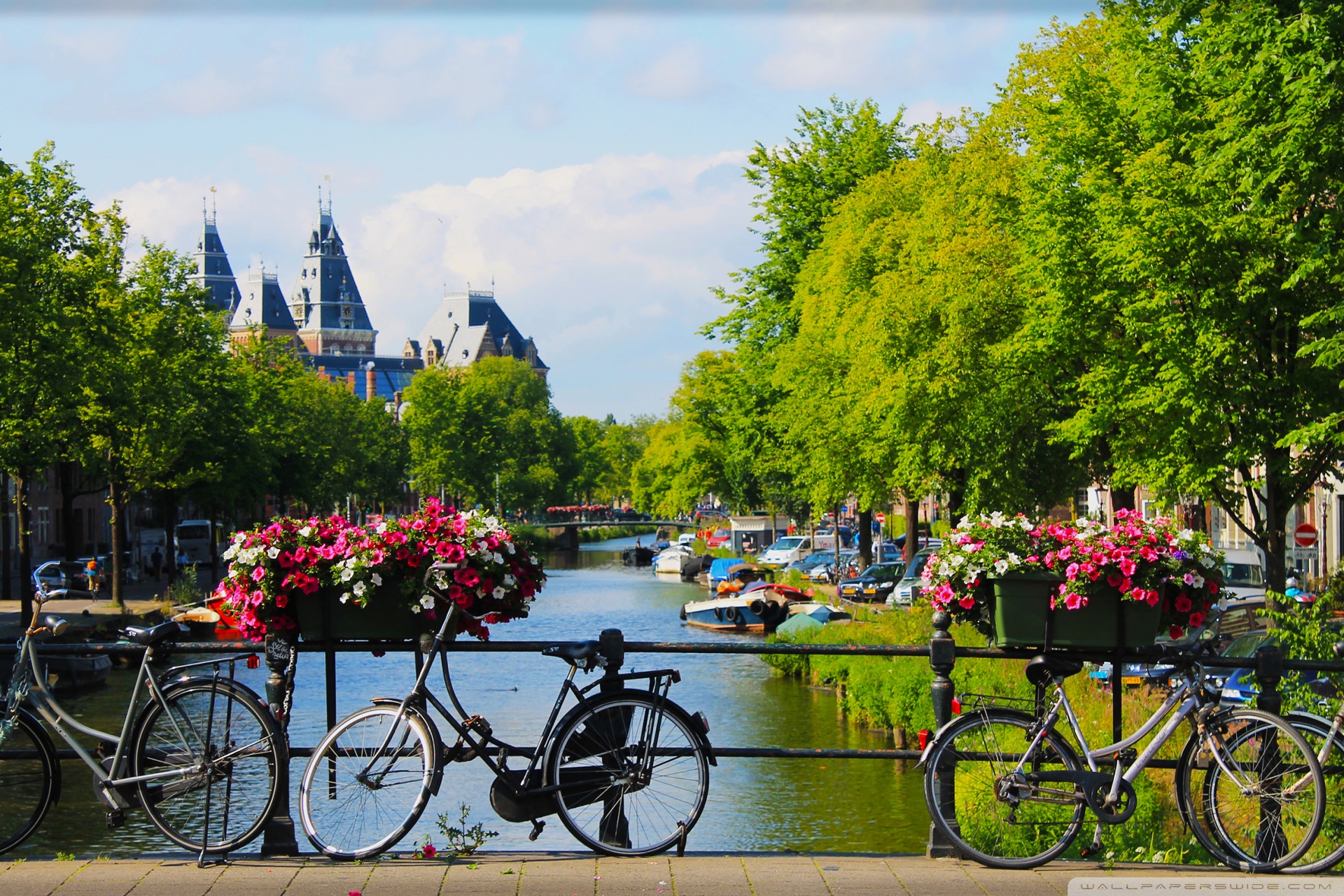 Canale Amsterdam con biciclette e fiori, 1920x1280 Full HD+ WUXGA, Laptop
