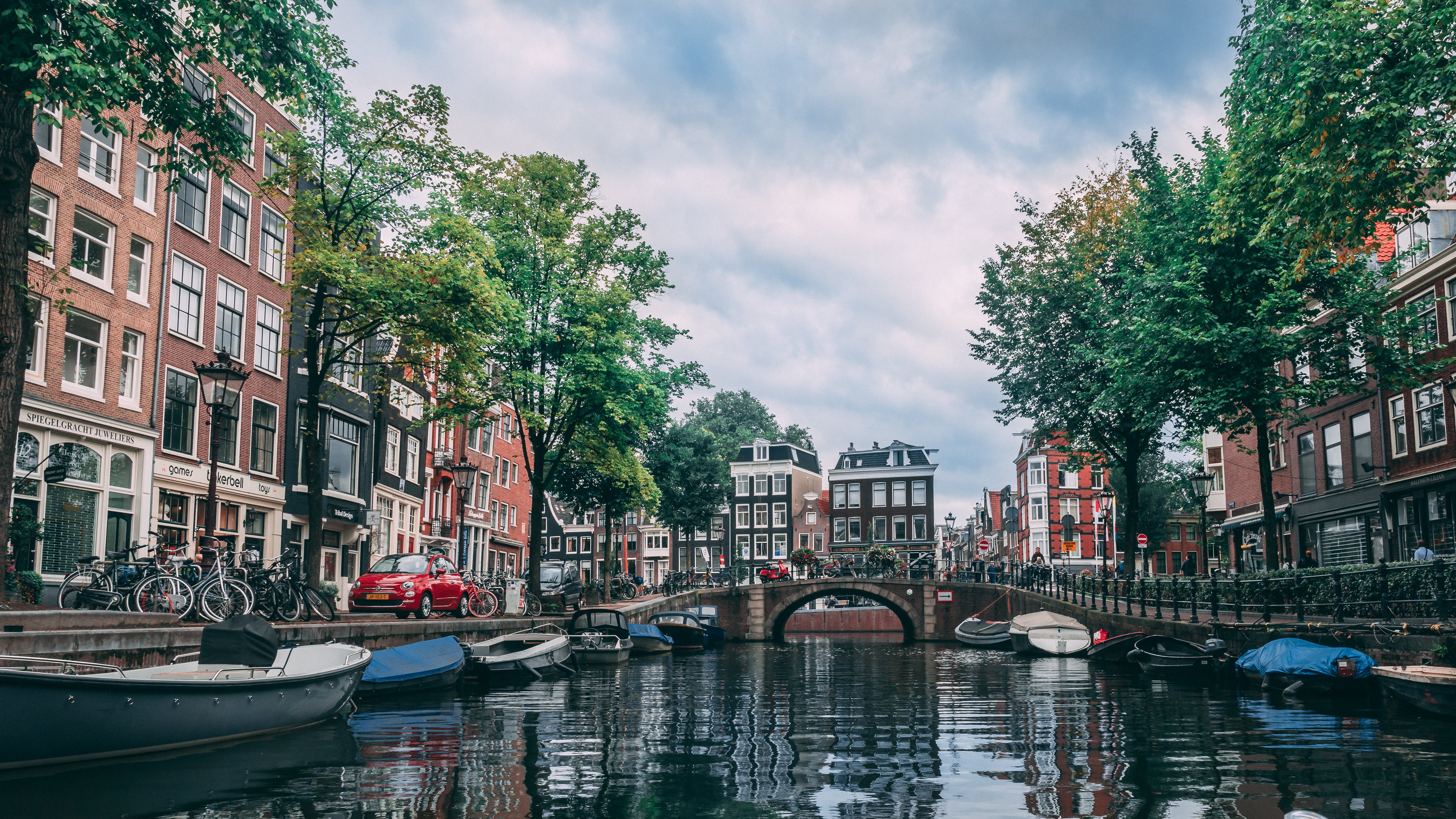 Canale di Amsterdam con ponte, 5582x3141 4K, Desktop 4K