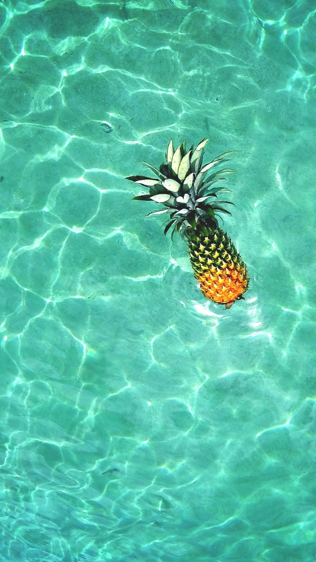Ananas galleggiante in piscina, 1080x1920 Full HD Verticale, iPhone Air