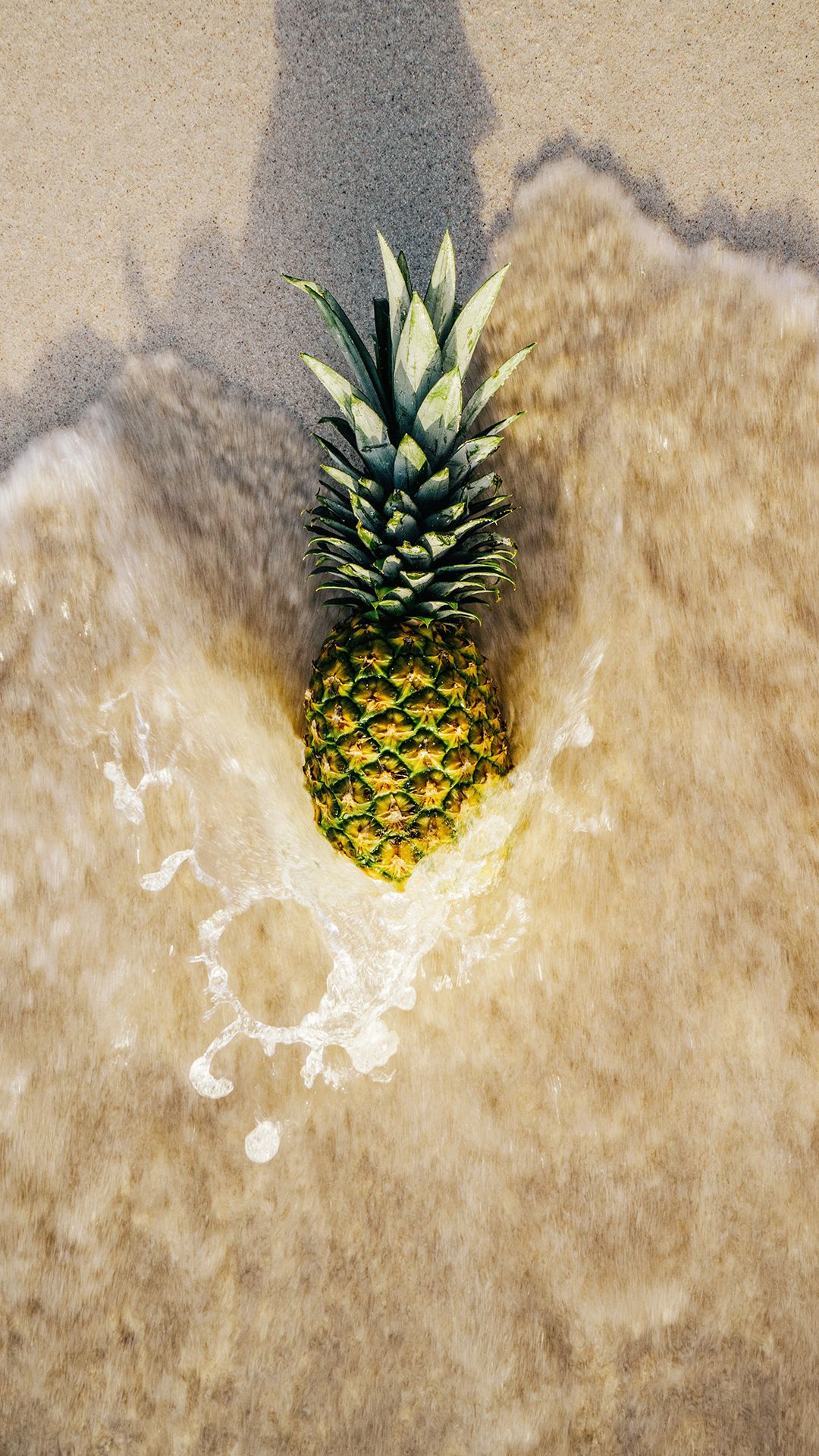 Ananas sulla spiaggia con onda, 1080x1920 Full HD Verticale, Samsung Galaxy