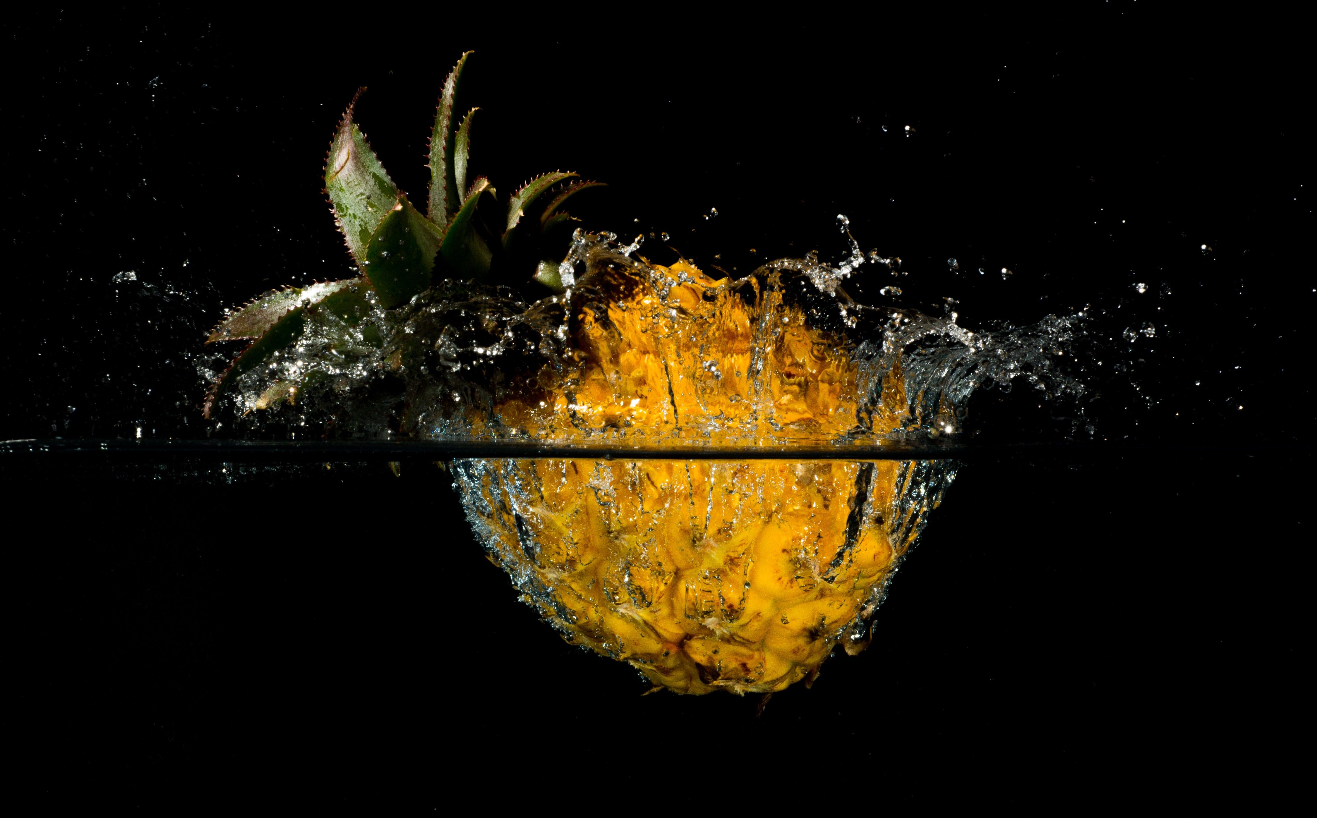 Ananas che cade in acqua, 4500x2796 4K, Smart TV 4K