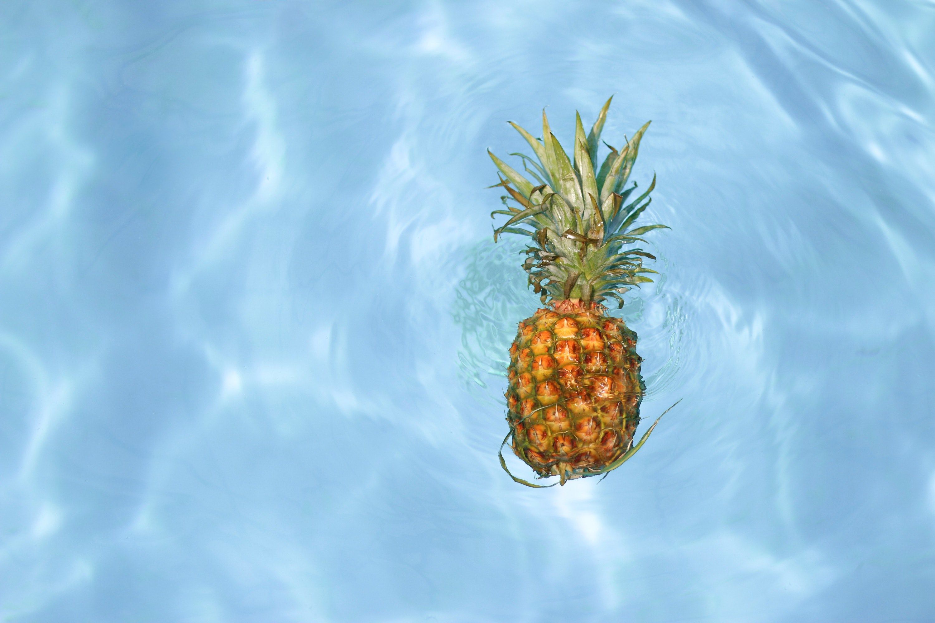 Ananas che galleggia in piscina, 3000x2000 WQXGA, PC