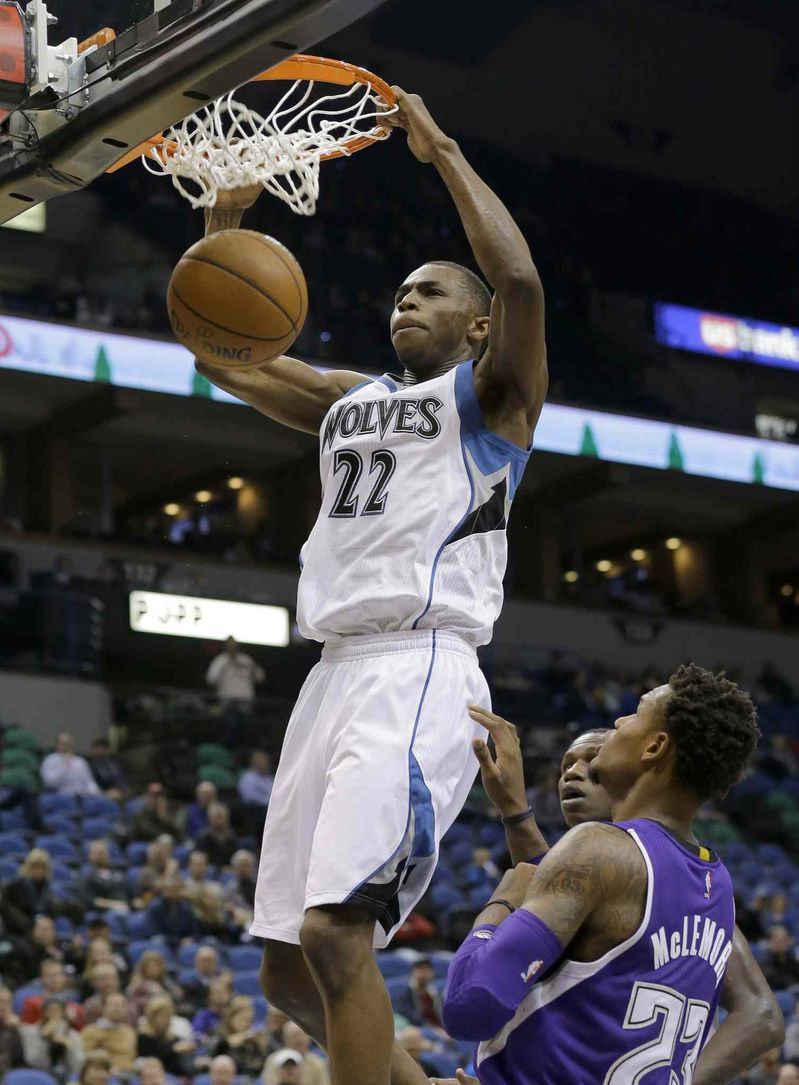Giocatore basket Timberwolves schiacciata, 799x1085 Verticale, Mobile