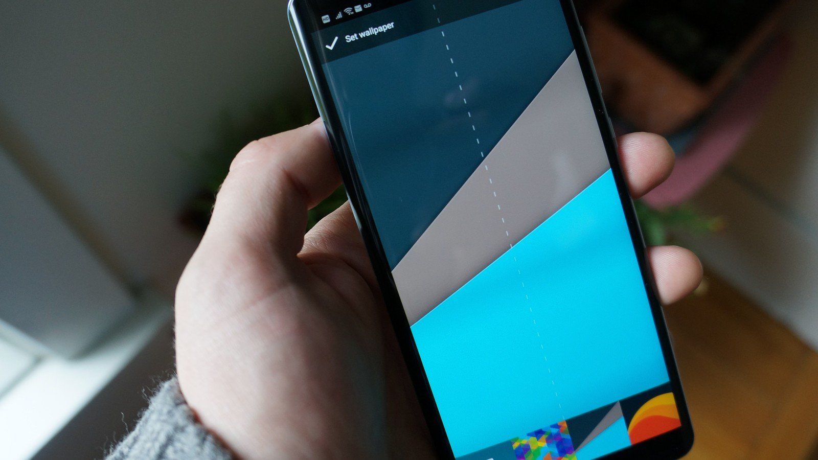 Smartphone Android in mano, 1600x900 HD, PC Desktop
