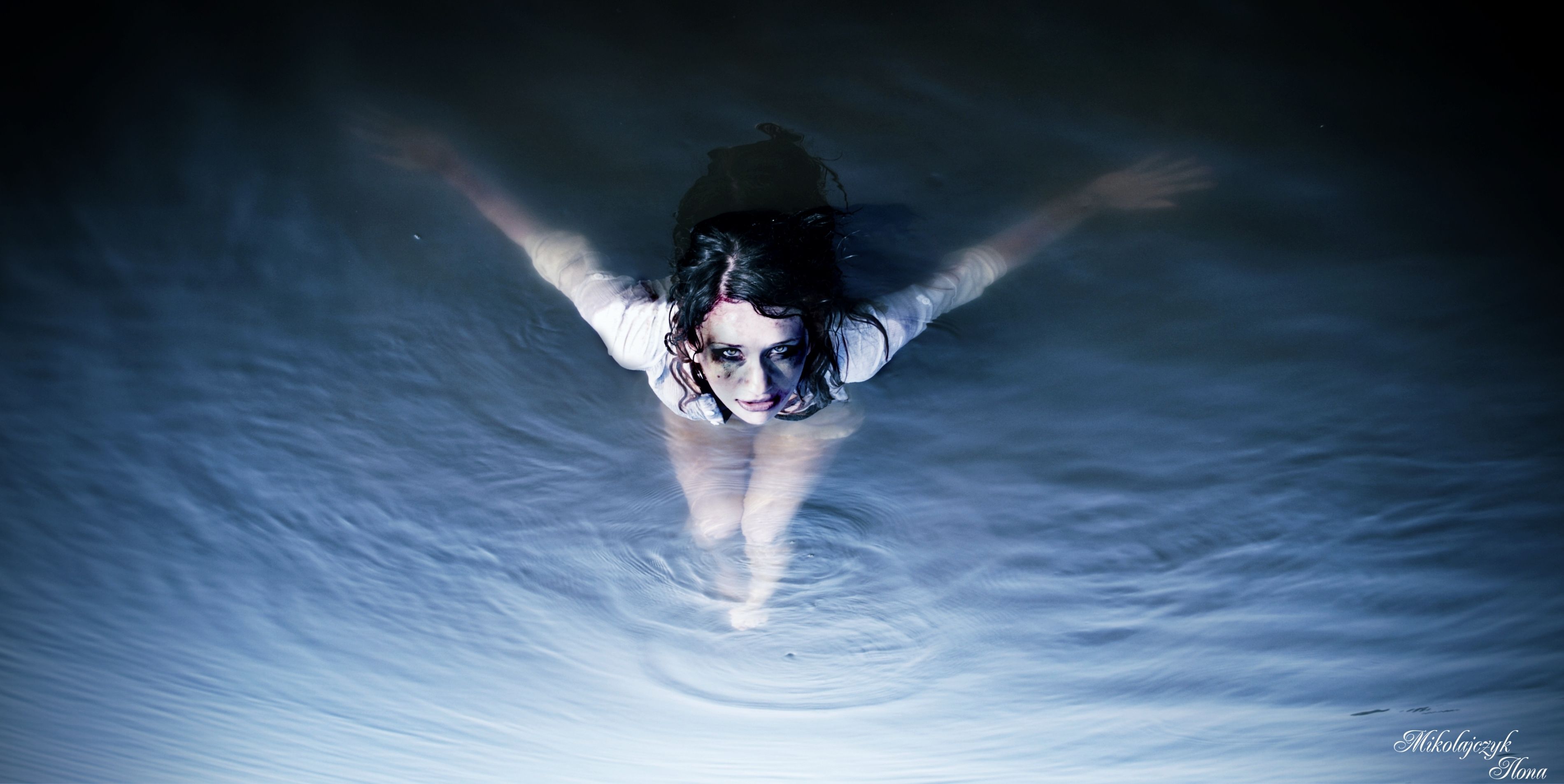 donna che galleggia in acqua, 3800x1905 WQXGA, Desktop