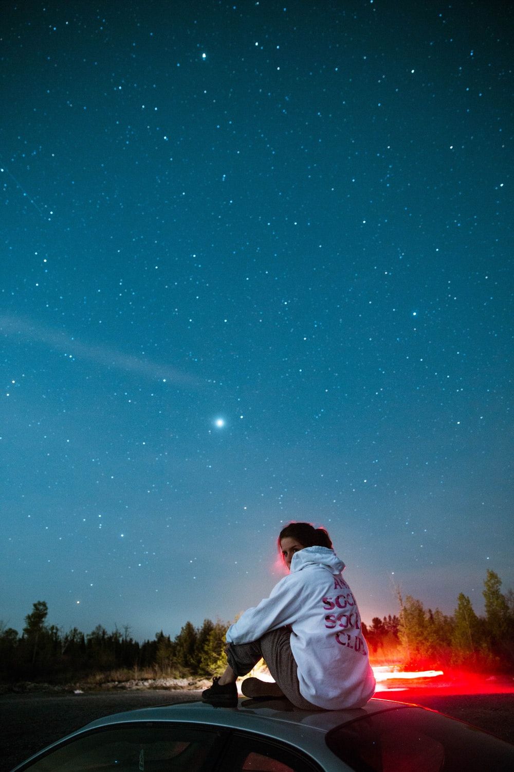 Persona seduta guarda cielo stellato, 1000x1500 Full HD Verticale, iPhone