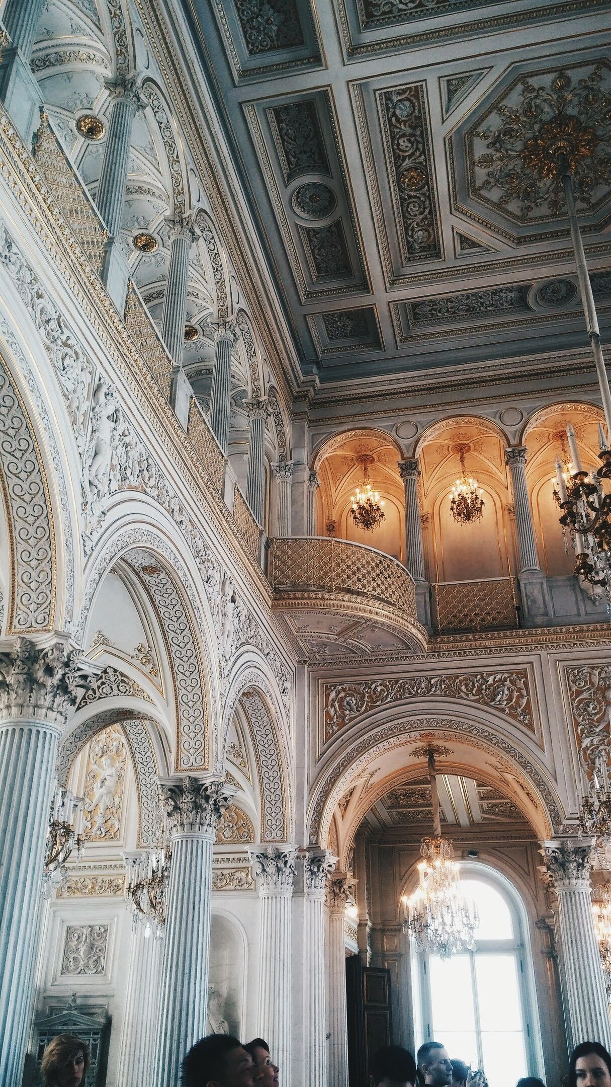 Interno barocco con lampadari dorati, 1215x2160 Full HD Verticale, iPhone