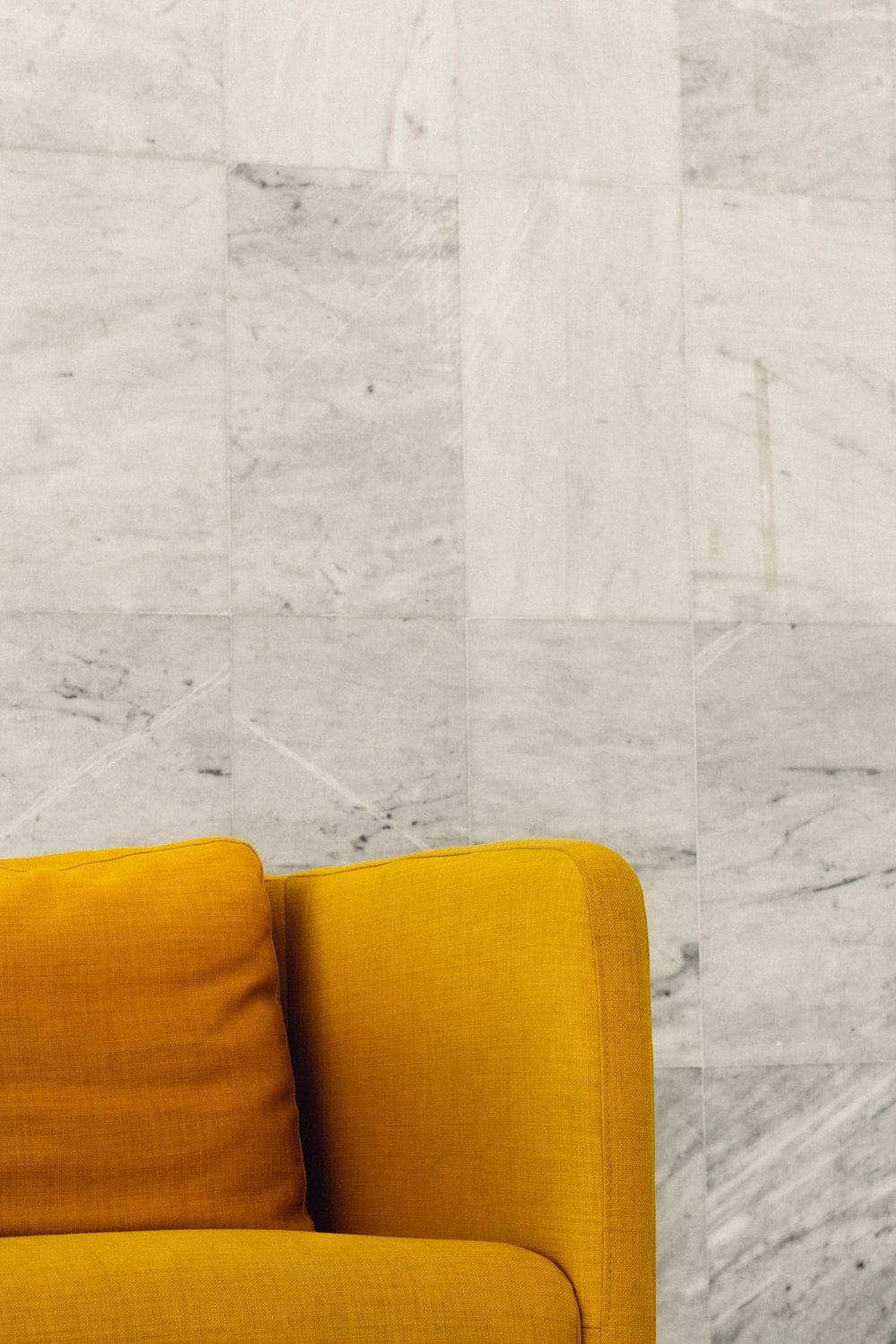 Divano giallo, parete marmo grigio, 1000x1500 Full HD Verticale, iPhone