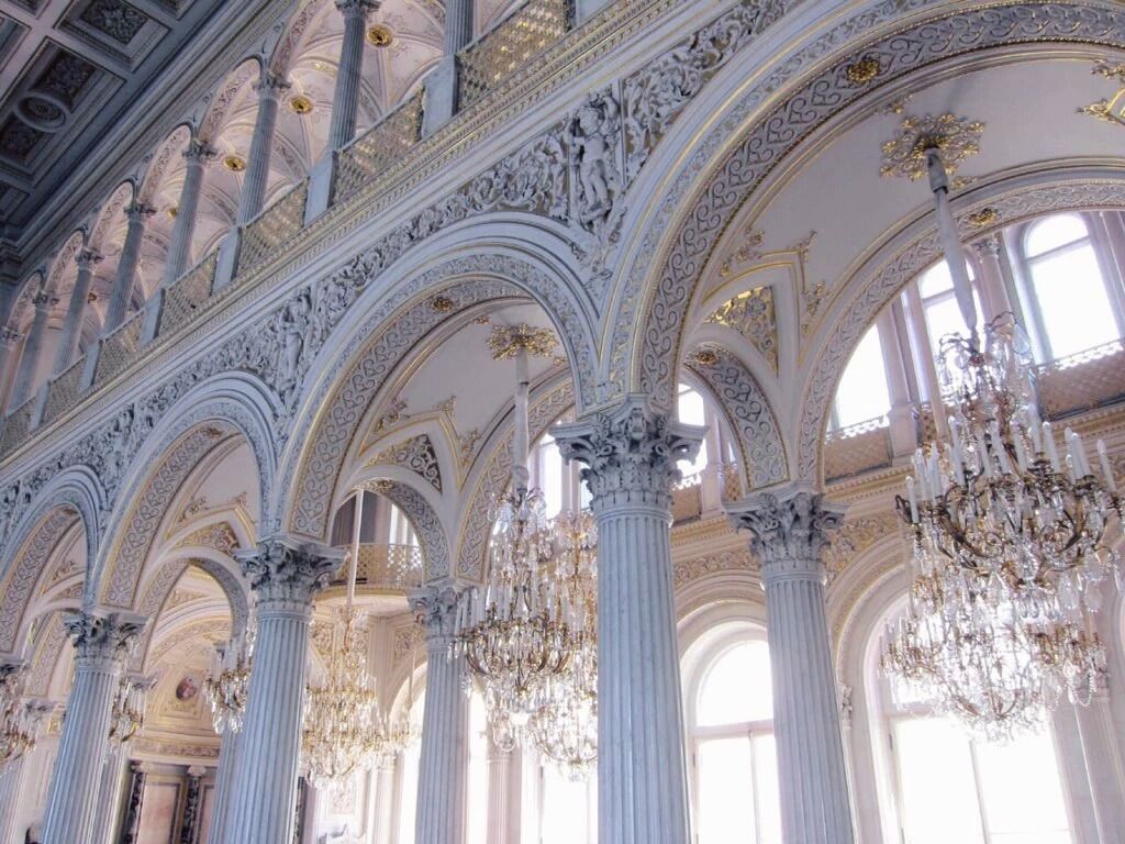 Sala barocca con colonne e lampadari, 1024x768 HD, iMac