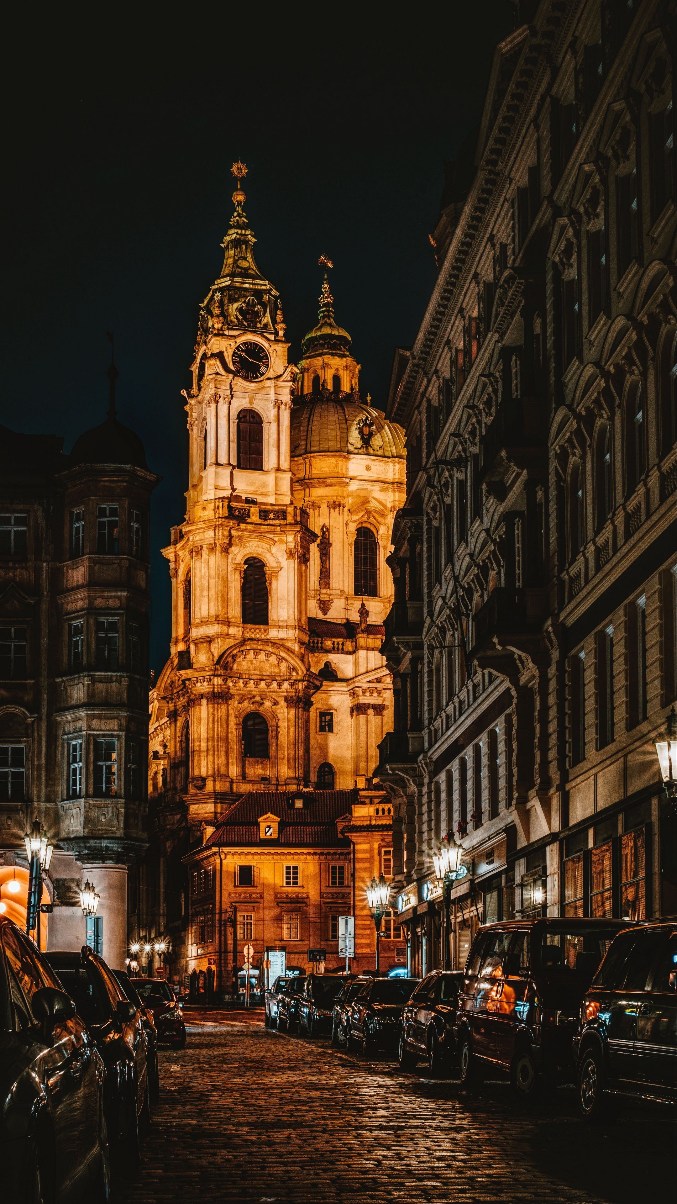 Chiesa illuminata Praga notte, 2160x3840 Full HD Verticale, Smartphone