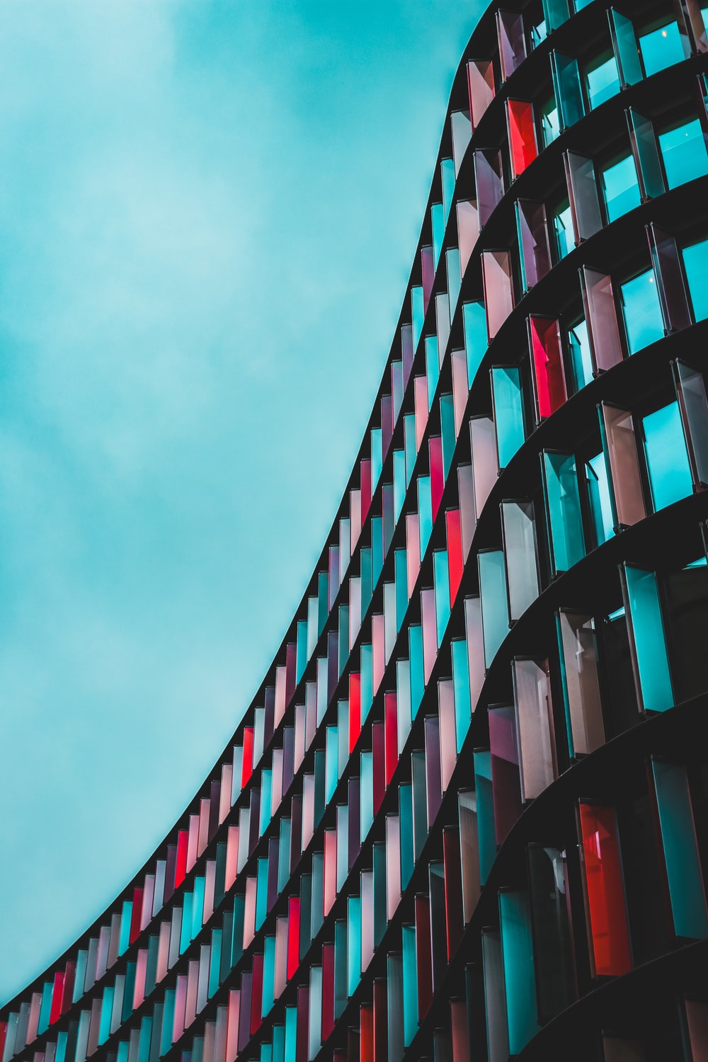 Edificio curvo con finestre colorate, 1000x1500 Verticale, Mobile