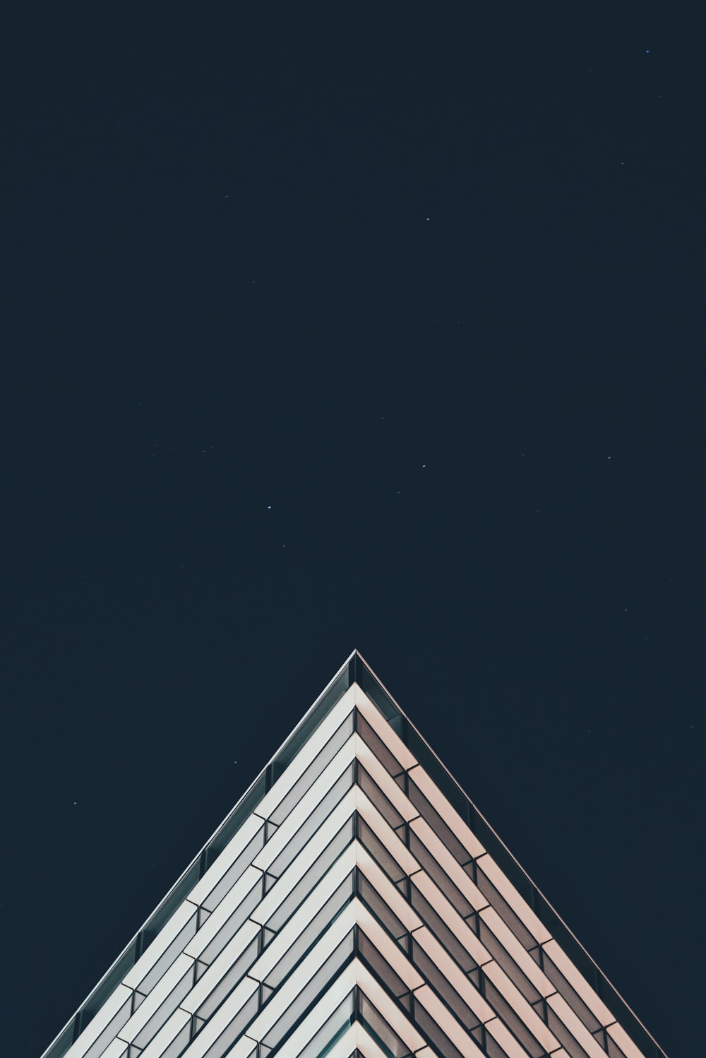 Guglia edificio moderno cielo scuro, 1000x1498 Full HD Verticale, Smartphone