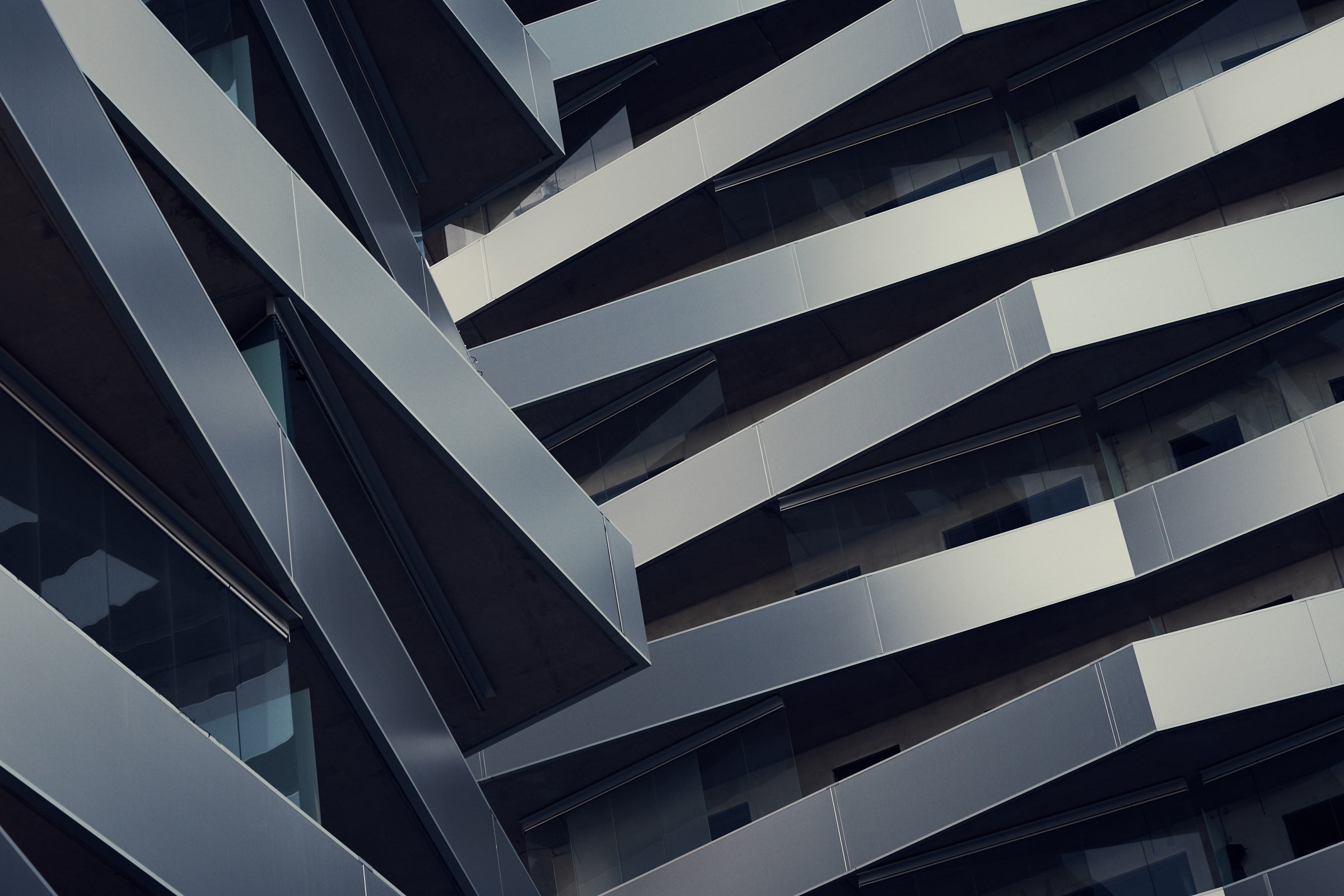 Facciata architettonica geometrica scura, 2400x1600 alta risoluzione, Desktop